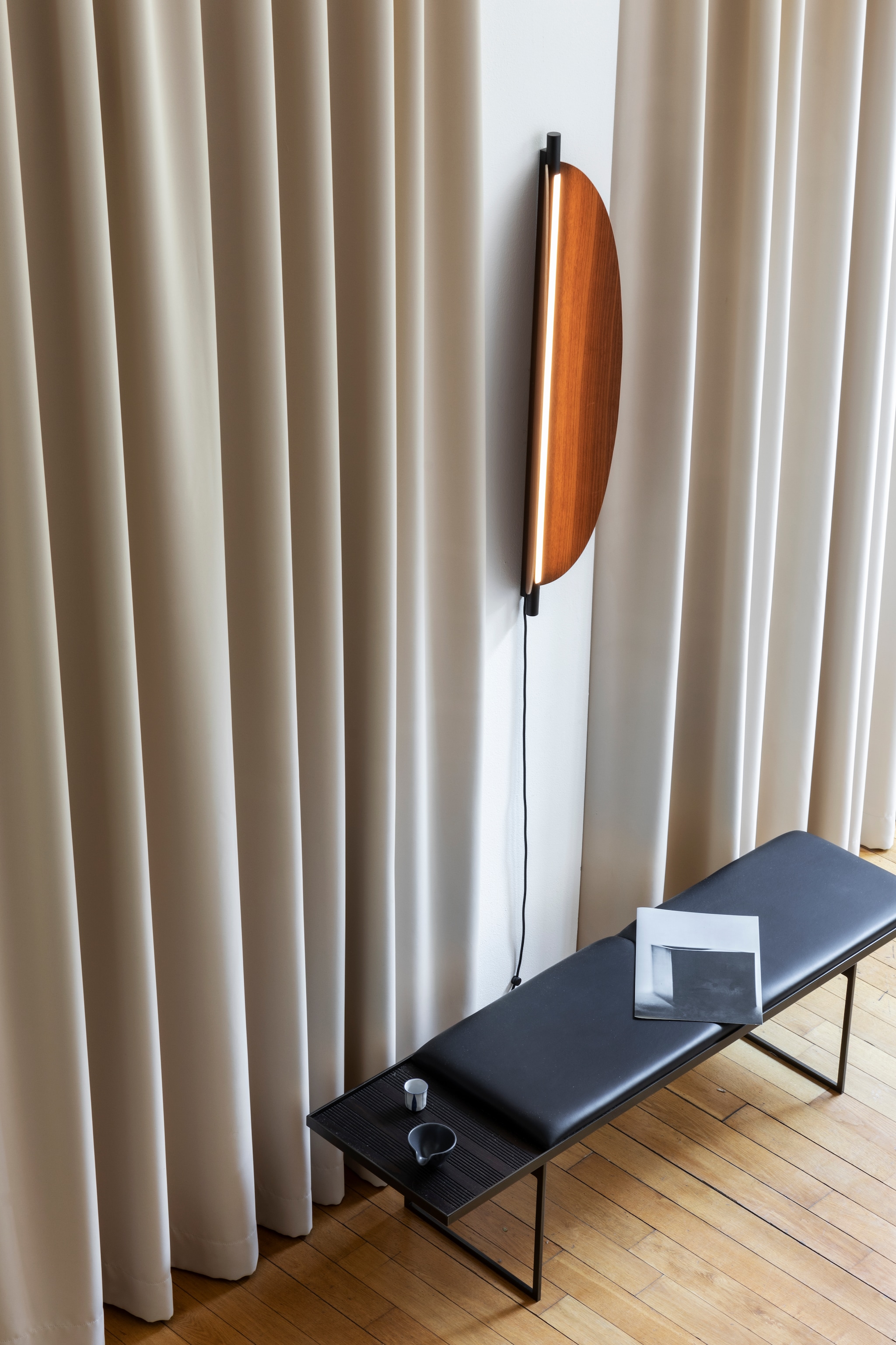 Wandlamp Thula van Tooy. Bank Uma van Lema. Beide ontworpen door Federica Biasi. vtwonen Design 04-2026 | styling Chiara Dal Canto | fotografie Helenio Barbetta | productie Living Inside