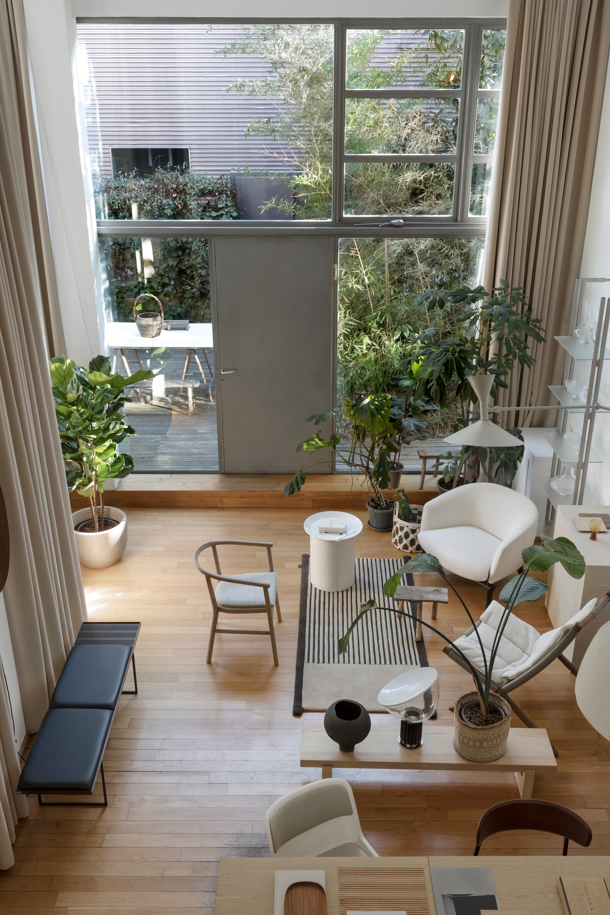 In de studio staan veel van Federica’s eigen ontwerpen. Witte fauteuil met zwarte poten Livre van Gallotti&Radice. Leren mand Rabitti 1969. Bijzettafel Brise van Gervasoni. Fauteuil met hoge rugleuning Huli en houten stoel Cecile van Frigerio. Wandrek Marianne van Mingardo, vol muranoglas en Federica’s Oleum voor Wallpaper Handmade. Tafellamp Taccia van Flos. Wandlamp De Marseille van Le Corbusier voor Nemo Lighting. Het gestreepte vloerkleed is een prototype van Federica. vtwonen Design 04-2026 | styling Chiara Dal Canto | fotografie Helenio Barbetta | productie Living Inside