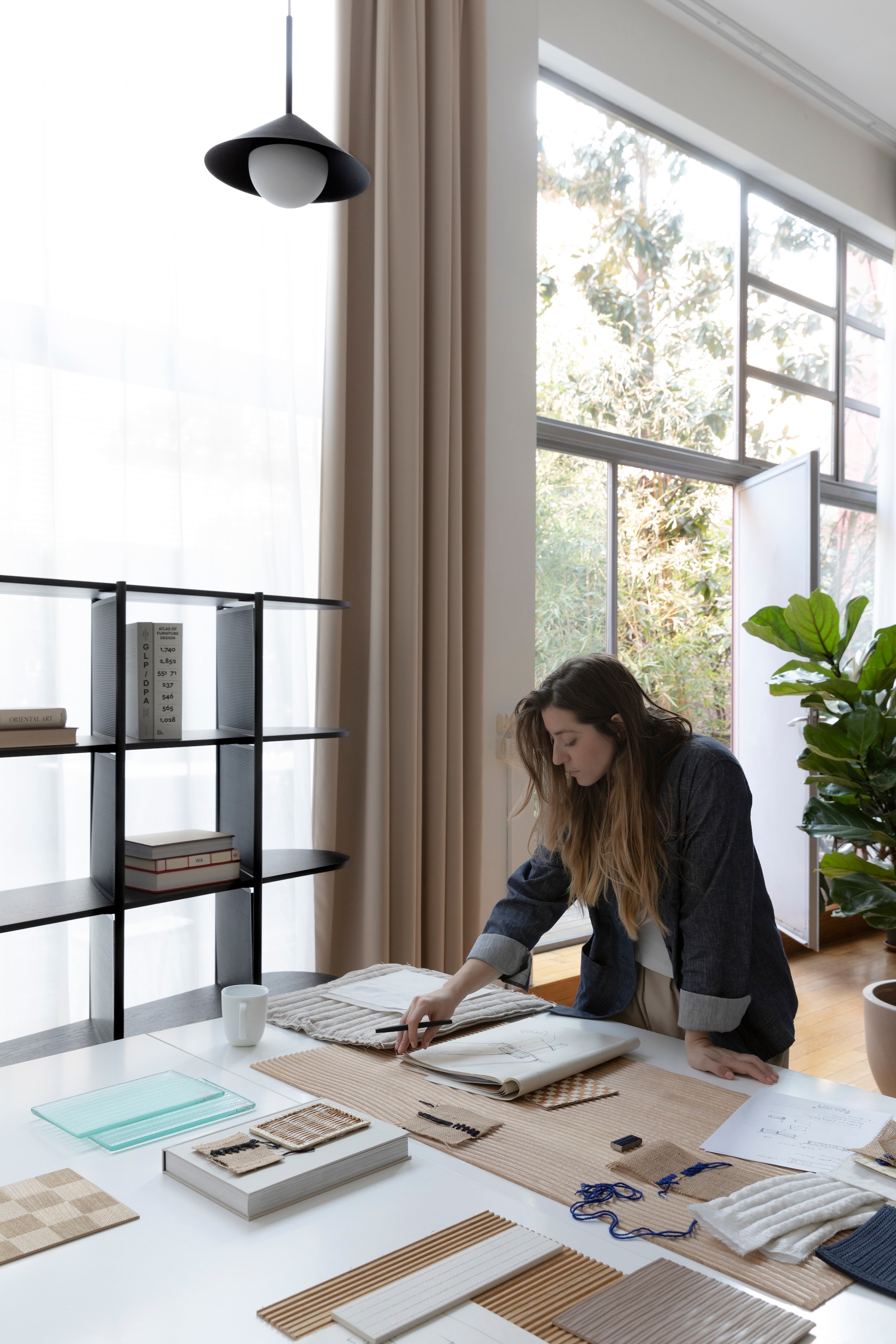 Federica aan het werk met stalen en schetsen. vtwonen Design 04-2026 | styling Chiara Dal Canto | fotografie Helenio Barbetta | productie Living Inside