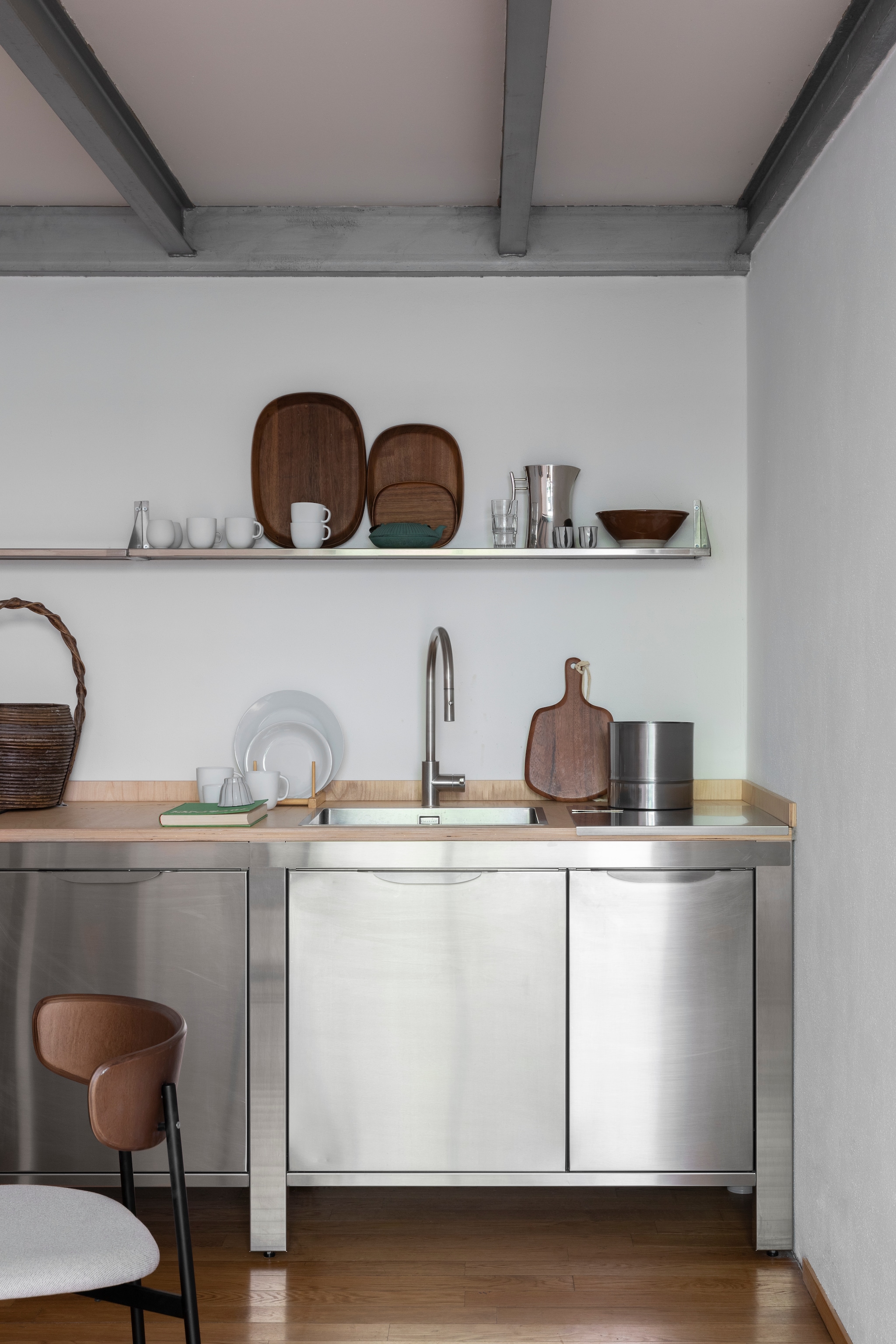 Roestvrijstalen keuken van Very Simple Kitchen. Houten trays van Coin. vtwonen Design 04-2026 | styling Chiara Dal Canto | fotografie Helenio Barbetta | productie Living Inside