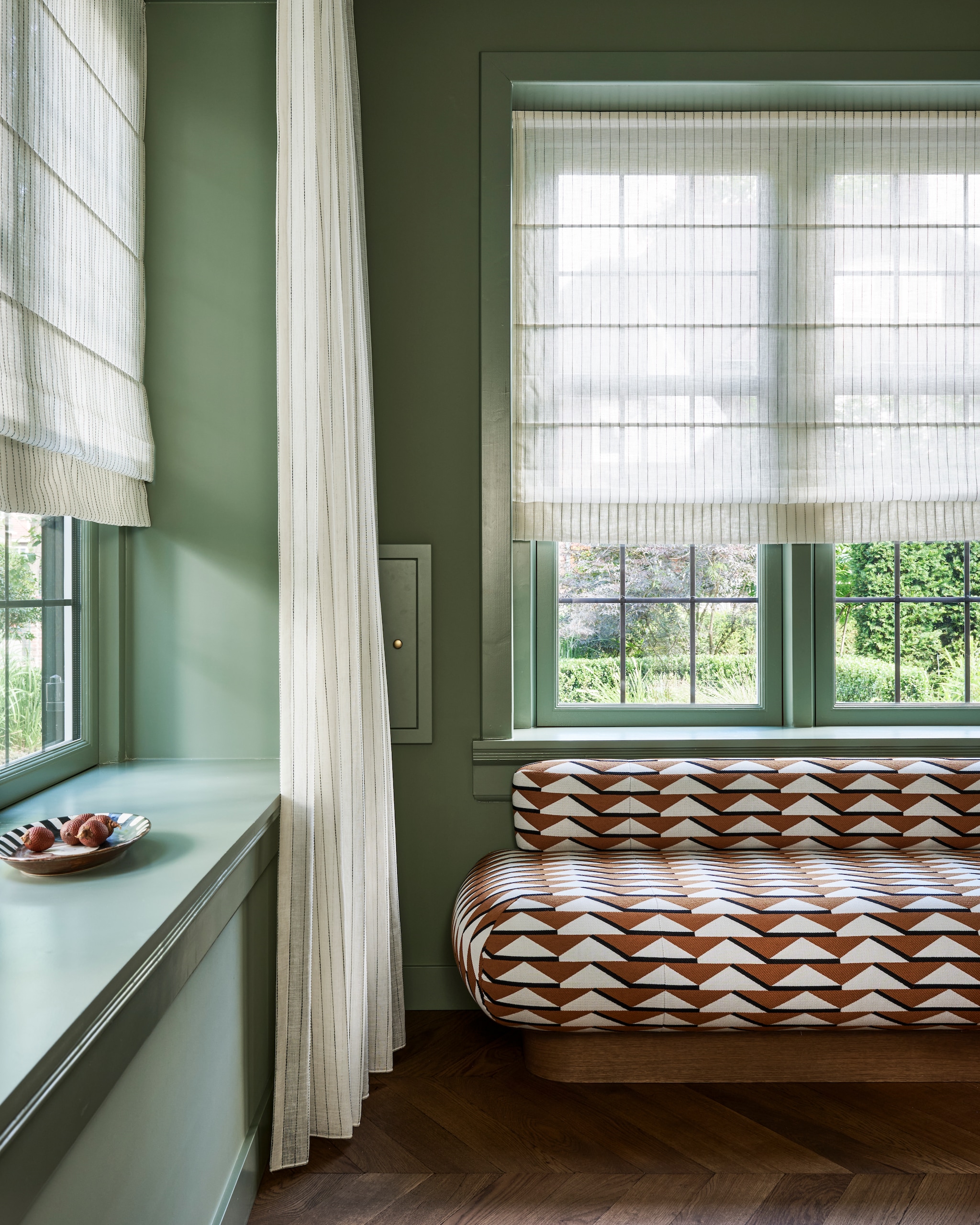 vtwonen vouwgordijn, lichtdoorlatende stof, wide stripe, ecru black stripe (nr. 2317), per meter € 28,99.Overig privébezit. vtwonen 10-2025 | styling Kim van Rossenberg | fotografie Sjoerd Eickmans