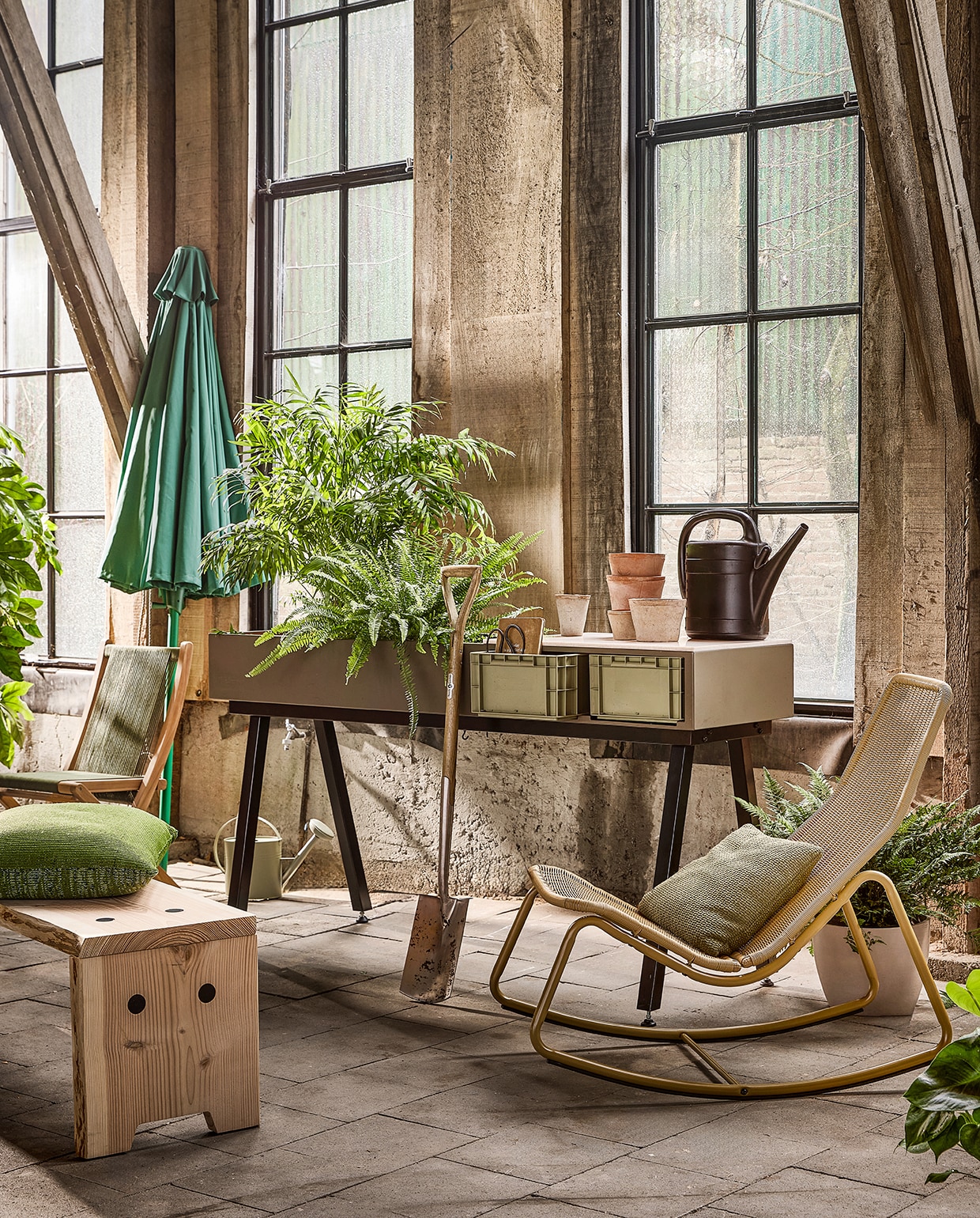 Woood schommelstoel Tom, kunststof en metaal, honinggeel € 159,- (woood.nl). Weltevree bank Forestry, Douglashout, vanaf € 750,-, werkbank Gardenworks Station, solid surface, staal en aluminium, groen € 1350,- (weltevree.eu). Raw Materials klapstoel Rope, hout en gevlochten zitting, groen € 199,- (rawmaterials.eu).  Zwarte gieter € 7,99, groene gieter € 19,99, terracotta potten vanaf € 4,99, spade € 69,99, (intratuin.nl). Paola Lenti kussen, gebreid, groen€ 641,- (dacks.nl). Zuiver parasol Sunshine, polyester, exclusief voet € 109,- (zuiver.com).