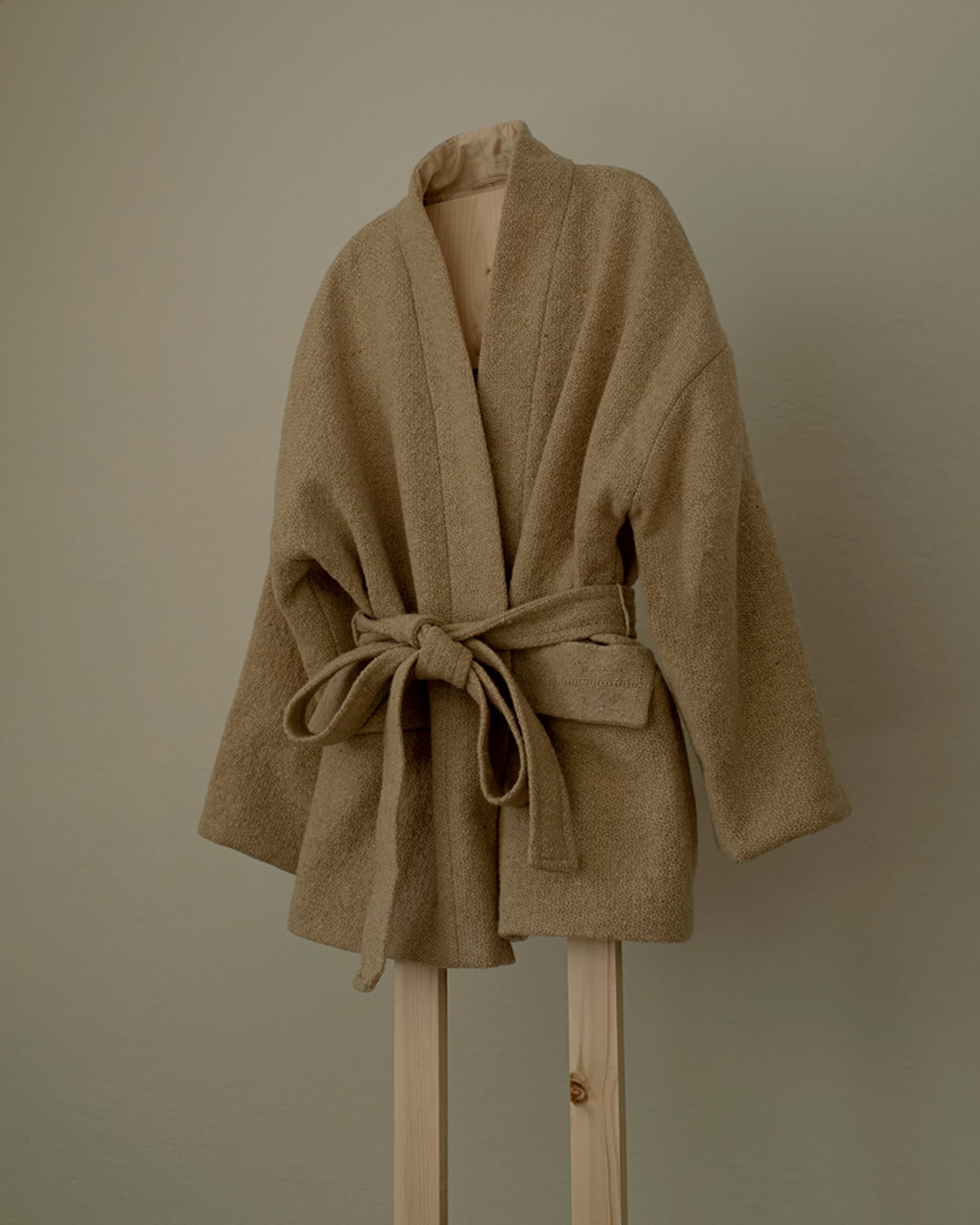 Atelier Vetra korte kimono Autoctona, wol € 910,- (ateliervetra.com). vtwonen Design 04-2026 | A.Vetra