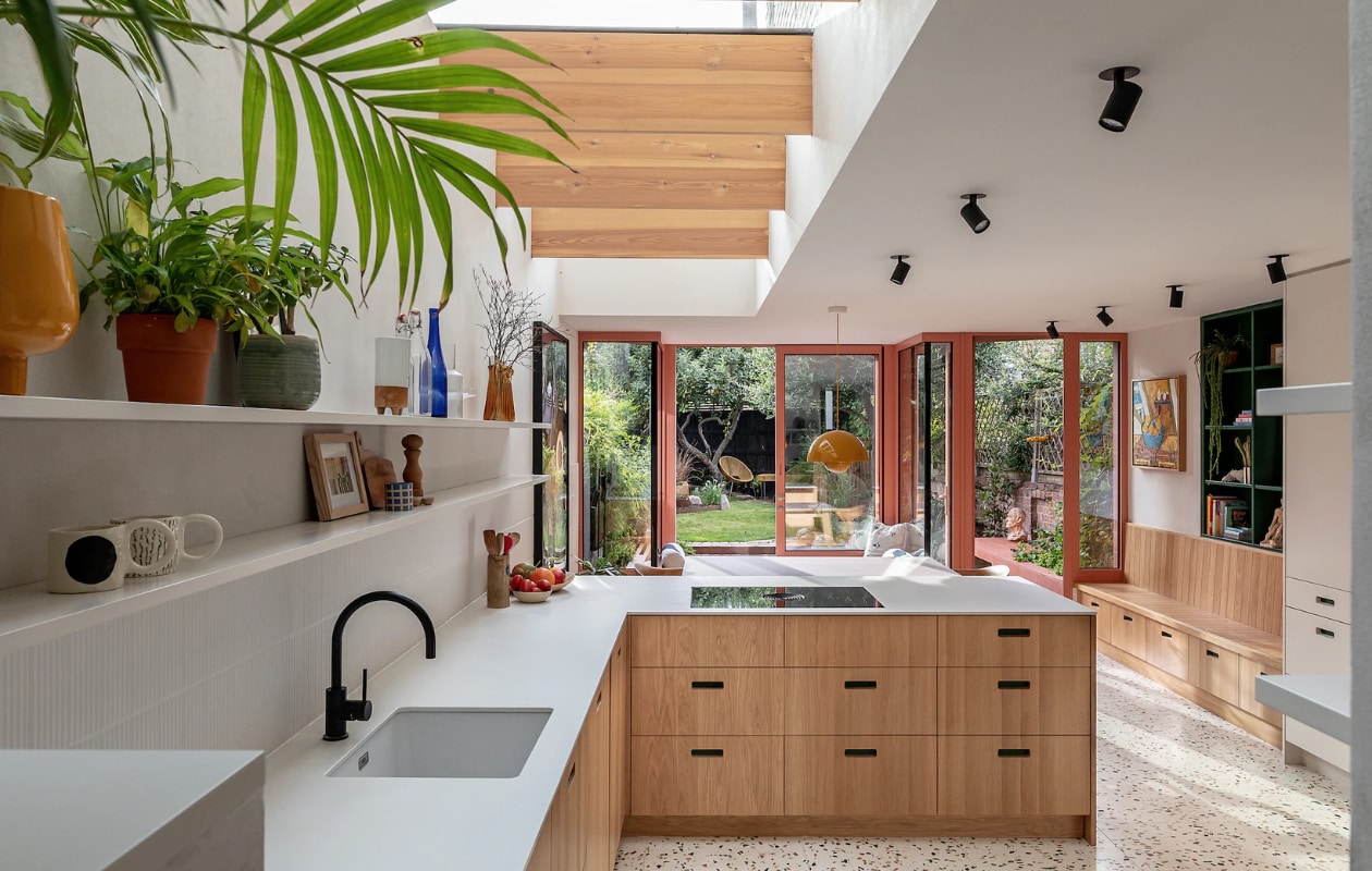 Terrazzovloer Diespeker & Co. Eikenhouten keukenkasten ontworpen door James Dowie van Tactile Things. Aanrechtblad Dekton. Inductiekook-plaat Bora. Kraan Lusso Stone. Kopjes Sos Ceramics. Plafondspots Astro lighting. Ingebouwde kast en muurplanken Tactile Things. Bank The Conran Shop. Hanglamp Flowerpot van &Tradition. Schilderij Johanna Ward.
 vtwonen 02-2026 | fotografie Taran Wilkhu | productie Living Inside