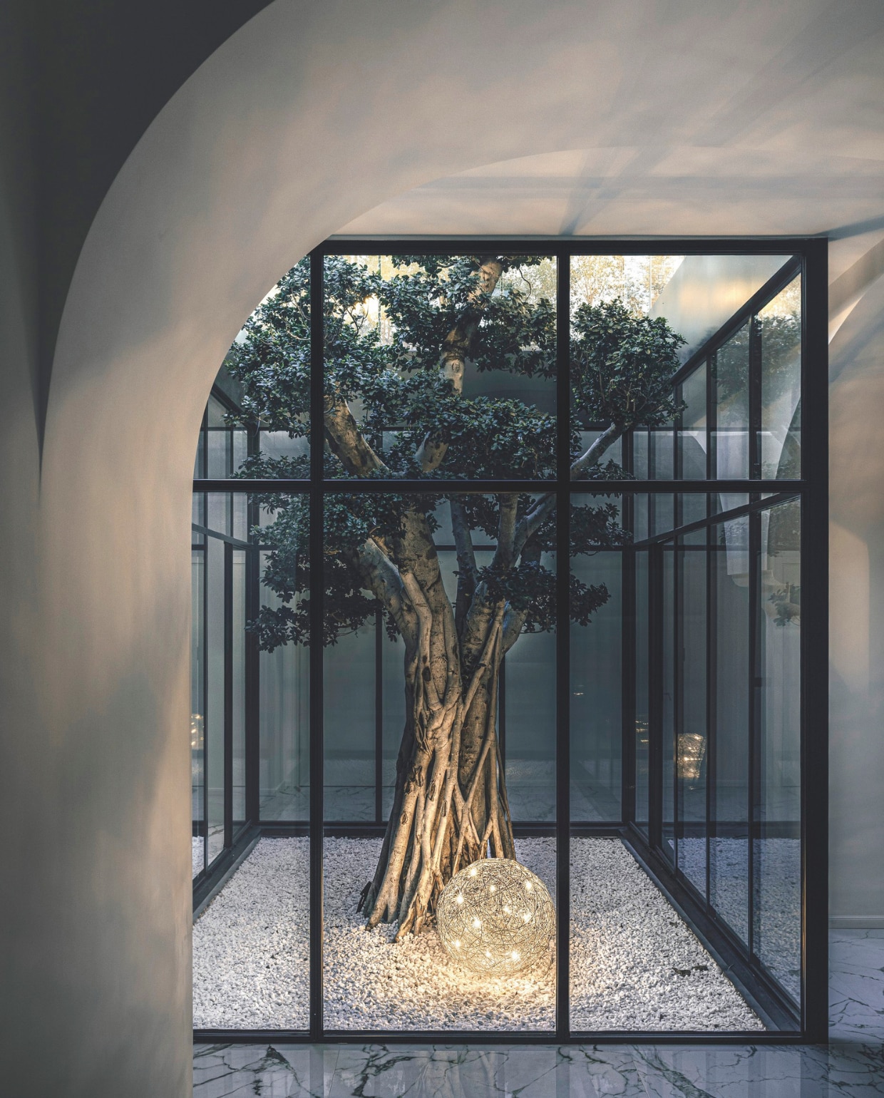 Armatuur Fil de Fer van Cattelani & Smith in een project ingericht door Antonio Zagaria. vtwonen design 01-2026 | Fotografie Denise Zwijnen [woonkeuken), Nava Rapacchietta [patio)