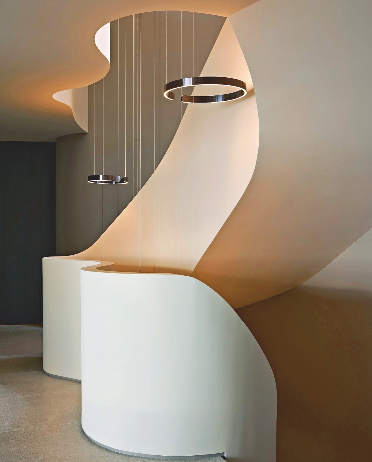 Verlichting uit de collectie Mito van Occhio. vtwonen design 01-2026 | fotografie Denise Zwijnen [woonkeuken), Nava Rapacchietta [patio)