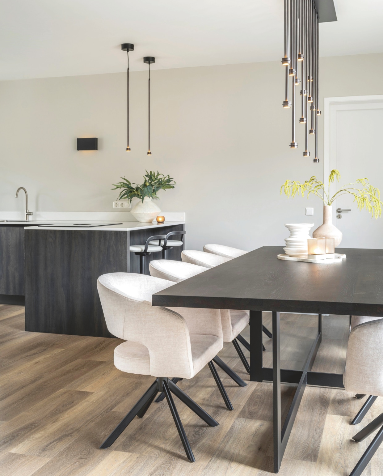 Lamp Bo van Maretti, maatwerk door De Bongerd. vtwonen design 01-2026 | Fotografie Denise Zwijnen [woonkeuken), Nava Rapacchietta [patio)