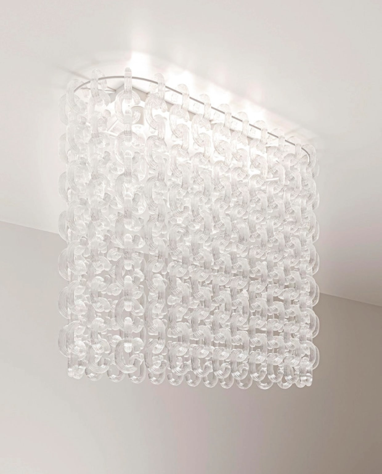 Zafferano plafondlamp Gala, ontwerp Giusto Toso in 1964, glazen schakels, transparant, 116x48x120 cm (lxbxh) € 7700,- (zafferanoitalia.com). vtwonen design 01-2026