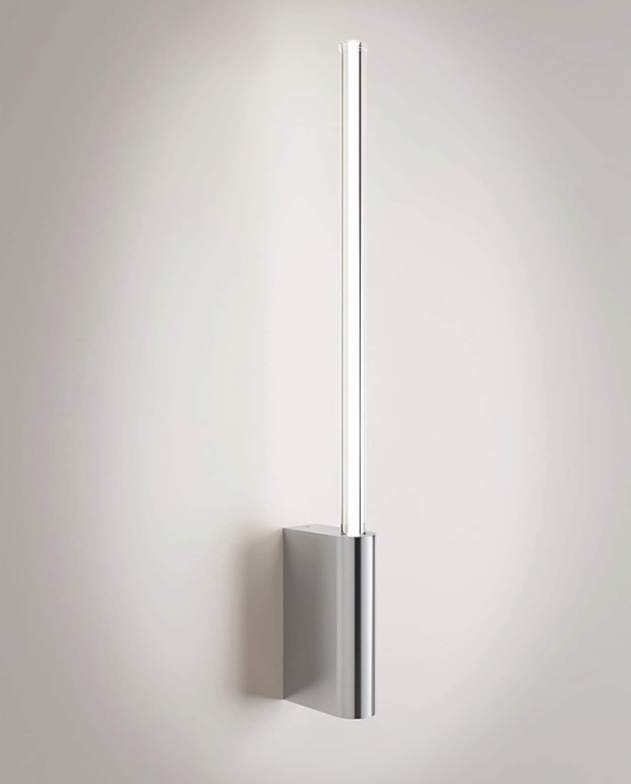 Zafferano wandlamp Brilliant, aluminium en polycarbonaat, transparant, 8,2x3,6x52,6 cm (lxbxh) € 157,- (zafferanoitalia.com). vtwonen design 01-2026