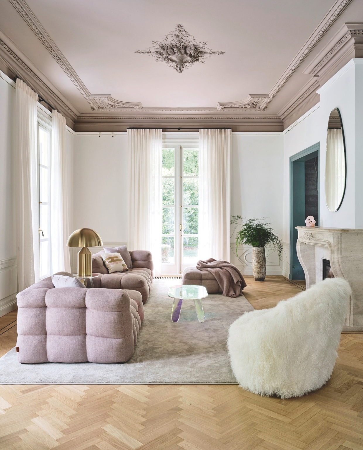 Bank Table du Sud. Fauteuil Baxter. Vloerkleed Van Besouw. Lichtsysteem Flos. Vloer origineel, geschuurd en opnieuw geolied. Tafellamp Oluce. Spiegel Studio Ruim, maatwerk. Gordijnrail Interstil. Gordijnen Siersema Stoffeerders. Verfkleur plafond Dead Salmon 28 Farrow & Ball.  vtwonen 01-2026 | fotografie Space Content Studio |