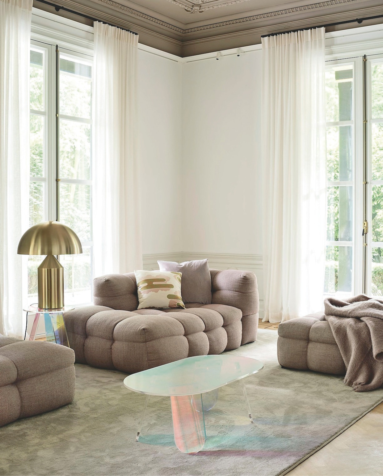 Bank Table du Sud. Gordijnrail Interstil. Gordijnen Siersema Stoffeerders. Lamp Oluce. Verfkleur plafond Dead Salmon 28 Farrow & Ball. vtwonen 01-2026 | fotografie Space Content Studio |