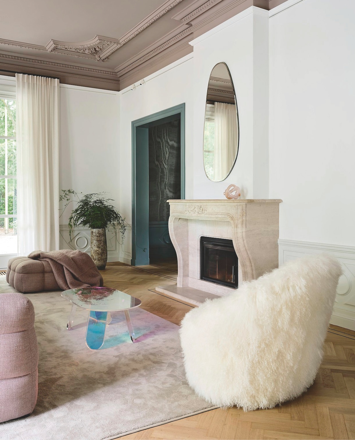 Twee haarden in aangrenzende kamers delen één rookkanaal. De doorkijkhaard verbindt beide ruimtes. Vloerkleed Van Besouw. Fauteuil Baxter. Spiegel Studio Ruim. vtwonen 01-2026 | fotografie Space Content Studio |