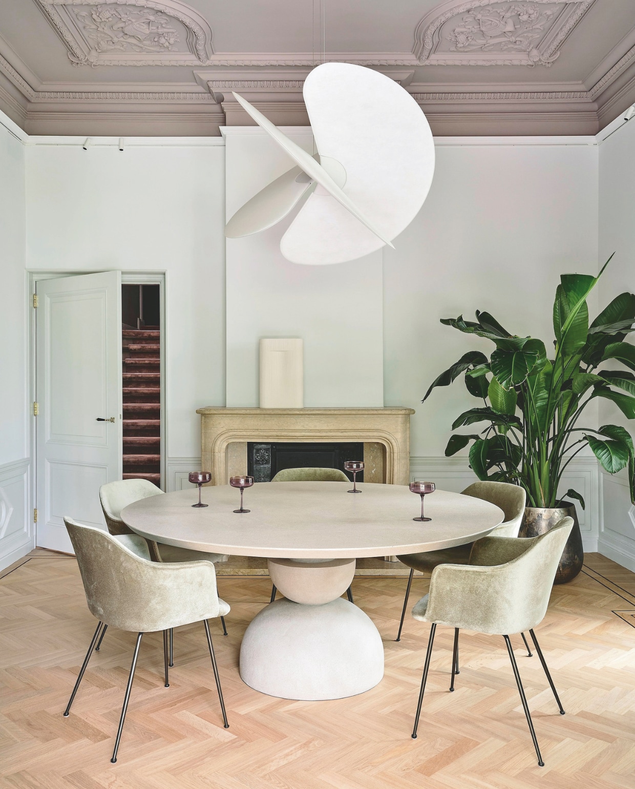 Tafel La Nena Home. Stoelen &Tradition. Lamp Luceplan. Lichtsysteem Flos. Verfkleur plafond Dead Salmon 28 Farrow & Ball. vtwonen 01-2026 | fotografie Space Content Studio |