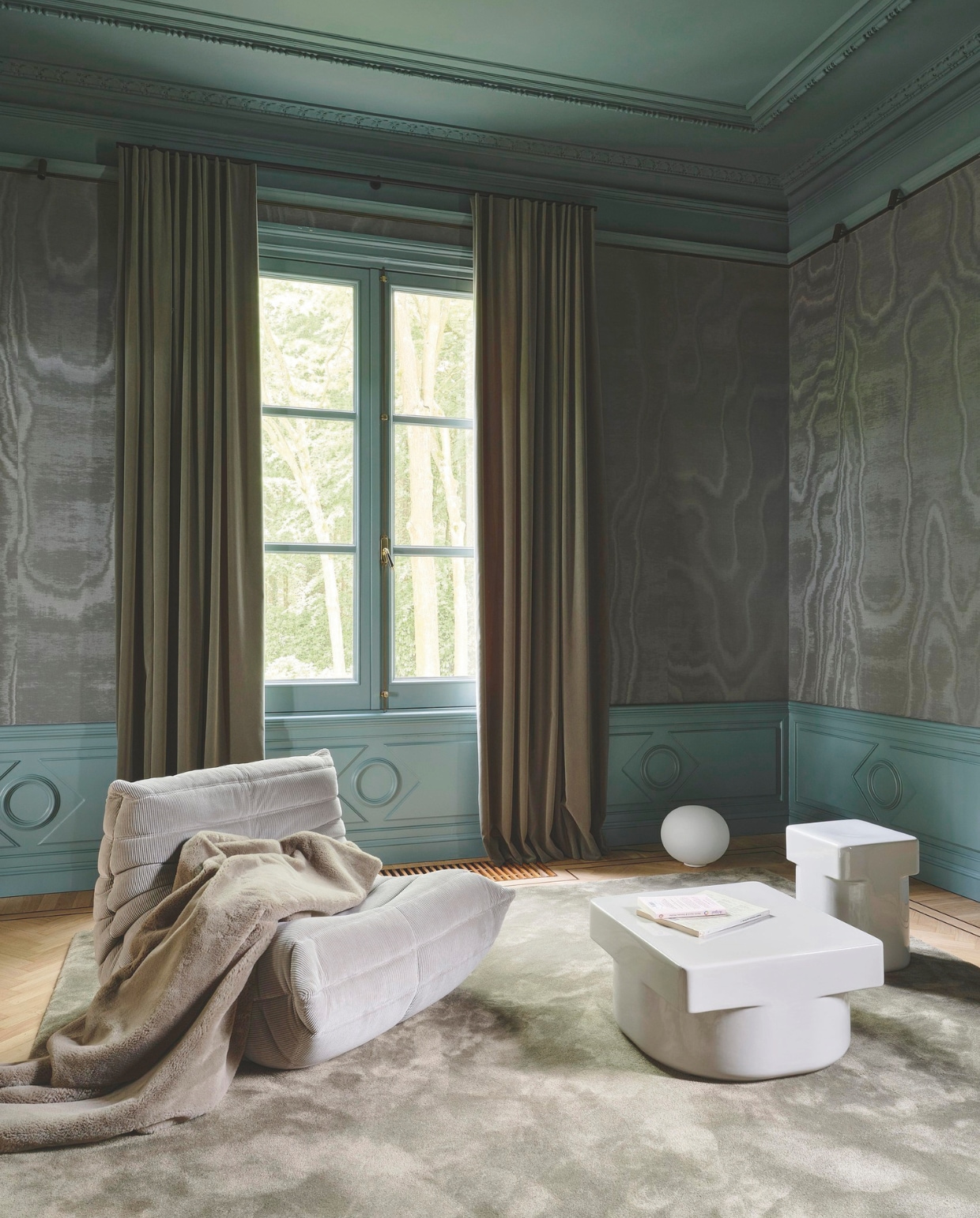 Fauteuil Ligne Roset. Vloerkleed Van Besouw. Behang Élitis RM 102642. Gordijnen Siersema Stoffeerders. Bijzettafels Nine. Vloerlamp Flos. Verfkleur kozijn en lambrisering Livid 263 Little Greene. vtwonen 01-2026 | fotografie Space Content Studio |