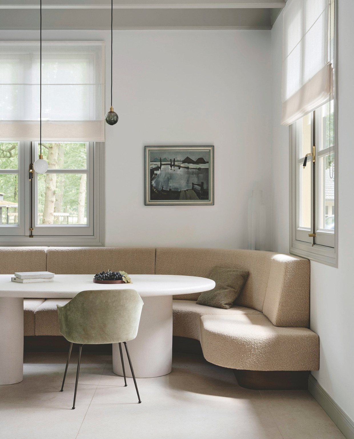 Bank Studio Ruim, uitgevoerd door Veluwse Makers. Tafel La Nena Home. Stoelen &Tradition. Schilderij Galerie Oode. Hanglamp Sklo Studio. vtwonen 01-2026 | fotografie Space Content Studio