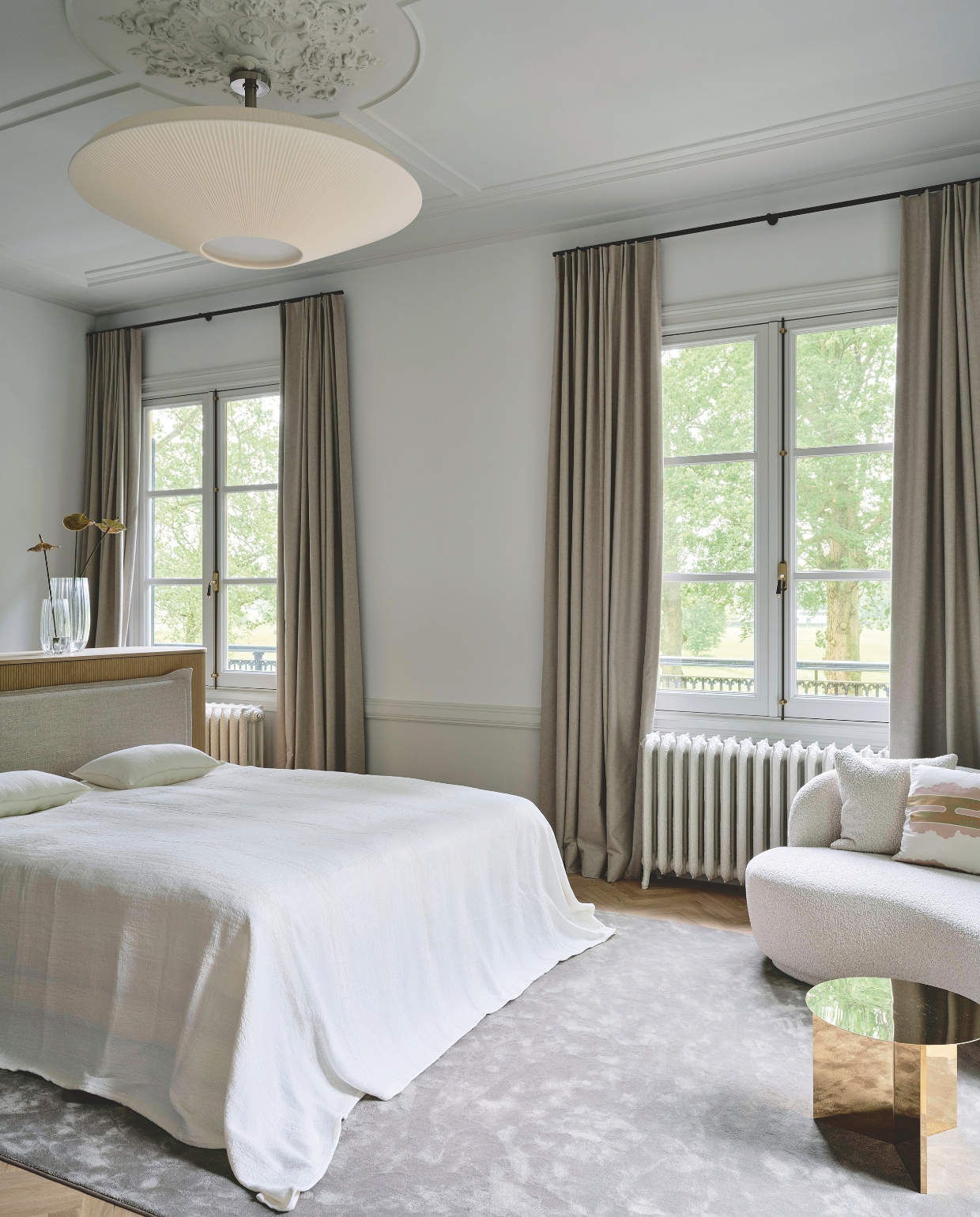 Hoofdbord bed Studio Ruim. Vloerkleed Van Besouw. Bankje Sofa Company. Bijzettafel Hay. Kussen Dedar. Gordijnen Siersema Stoffeerders. Plafondlamp Bover Barcelona. De bestaande radiatoren zijn gestraald en opnieuw gespoten. vtwonen 01-2026 | fotografie Space Content Studio