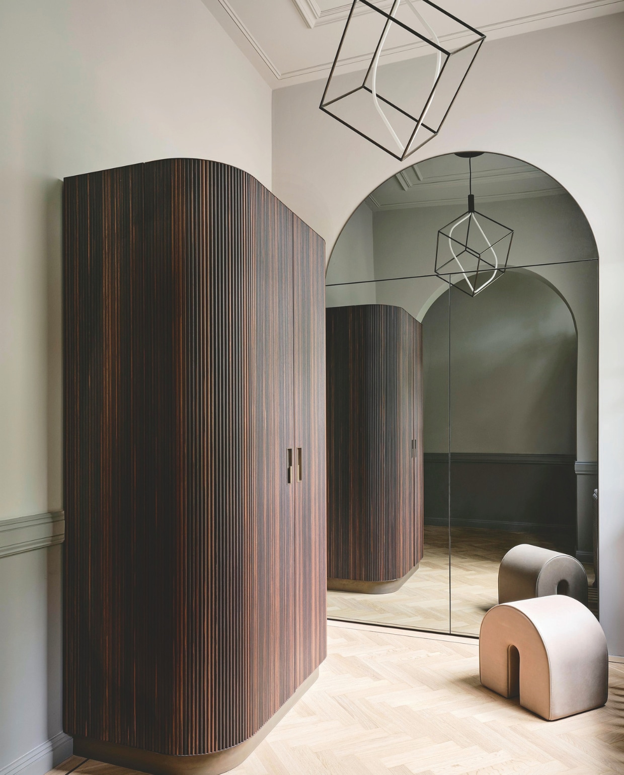 Garderobekast ontworpen door Studio Ruim, uitgevoerd door Veluwse Makers. Lamp Gallotti & Radice. Spiegel met spiegeldeuren Studio Ruim. Zitobject Kristina Dam. vtwonen 01-2026 | fotografie Space Content Studio