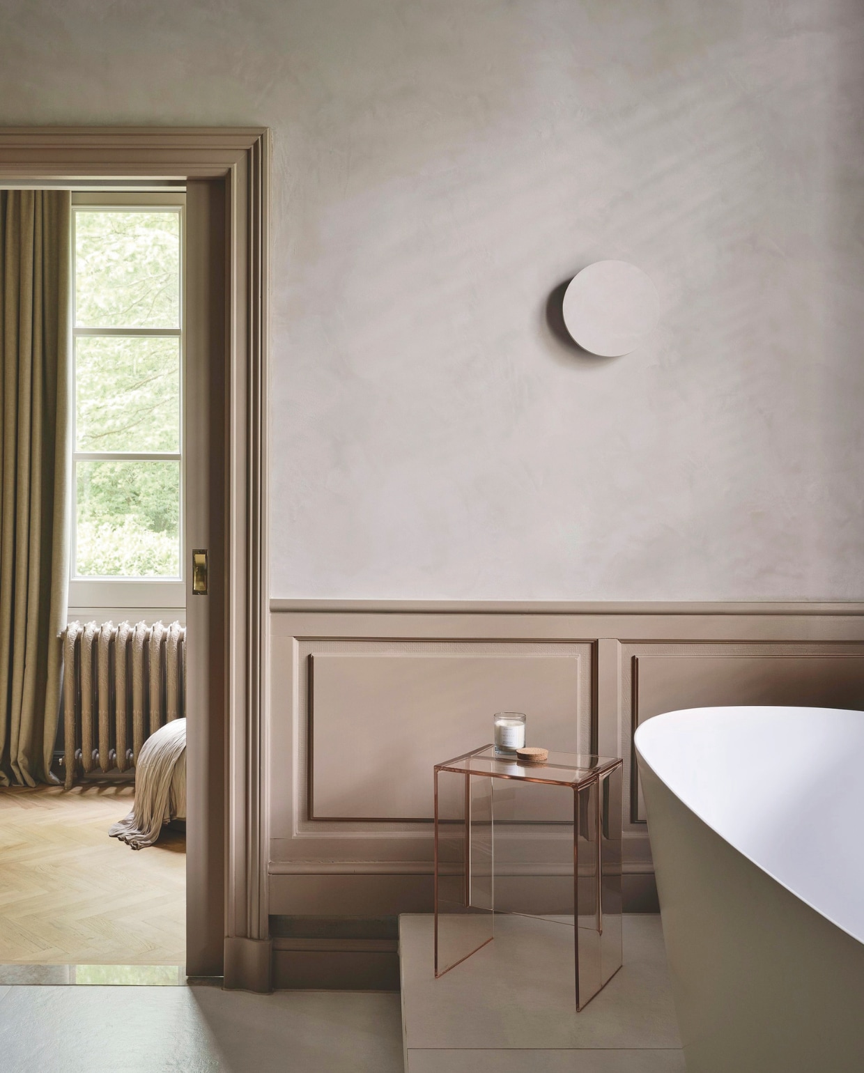 Wanden bewerkt met beton ciré. Gestucte wandlampen Flos. Bad Not Only White. Bijzettafel Kartell. vtwonen 01-2026 | fotografie Space Content Studio