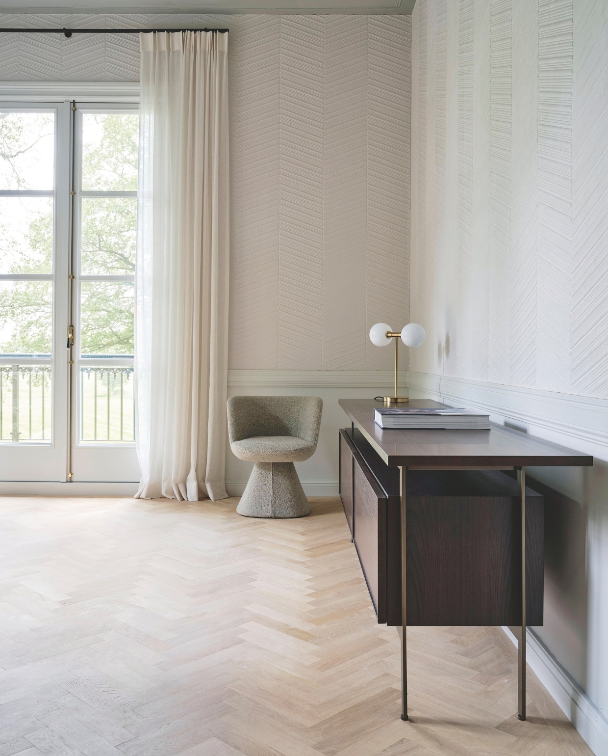 Stoel B&b Italia. Dressoir Punt Mobles. Behang Arte. Gordijnen Siersema stoffeerders. vtwonen 01-2026 | fotografie Space Content Studio