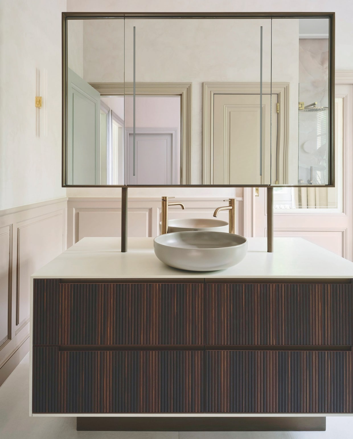 Wastafelmeubel met spiegel Studio Ruim. Waskommen Cielo. Kranen Quadro. Vloertegels Living Ceramics. vtwonen 01-2026 | fotografie Space Content Studio