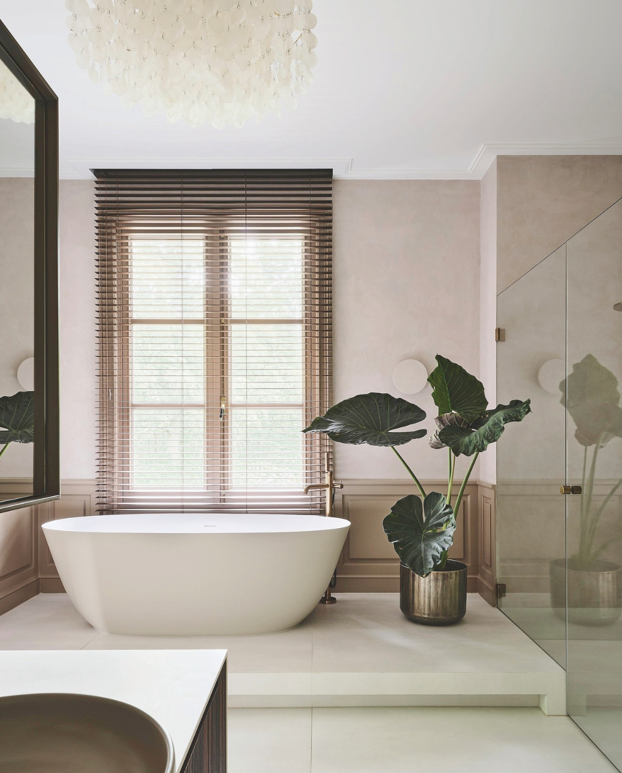 Bad Not Only White. Badkraan Quadro. Raambekleding Siersema Stoffeerders. Hanglamp Verpan. Vloertegels Living Ceramics. vtwonen 01-2026 | fotografie Space Content Studio