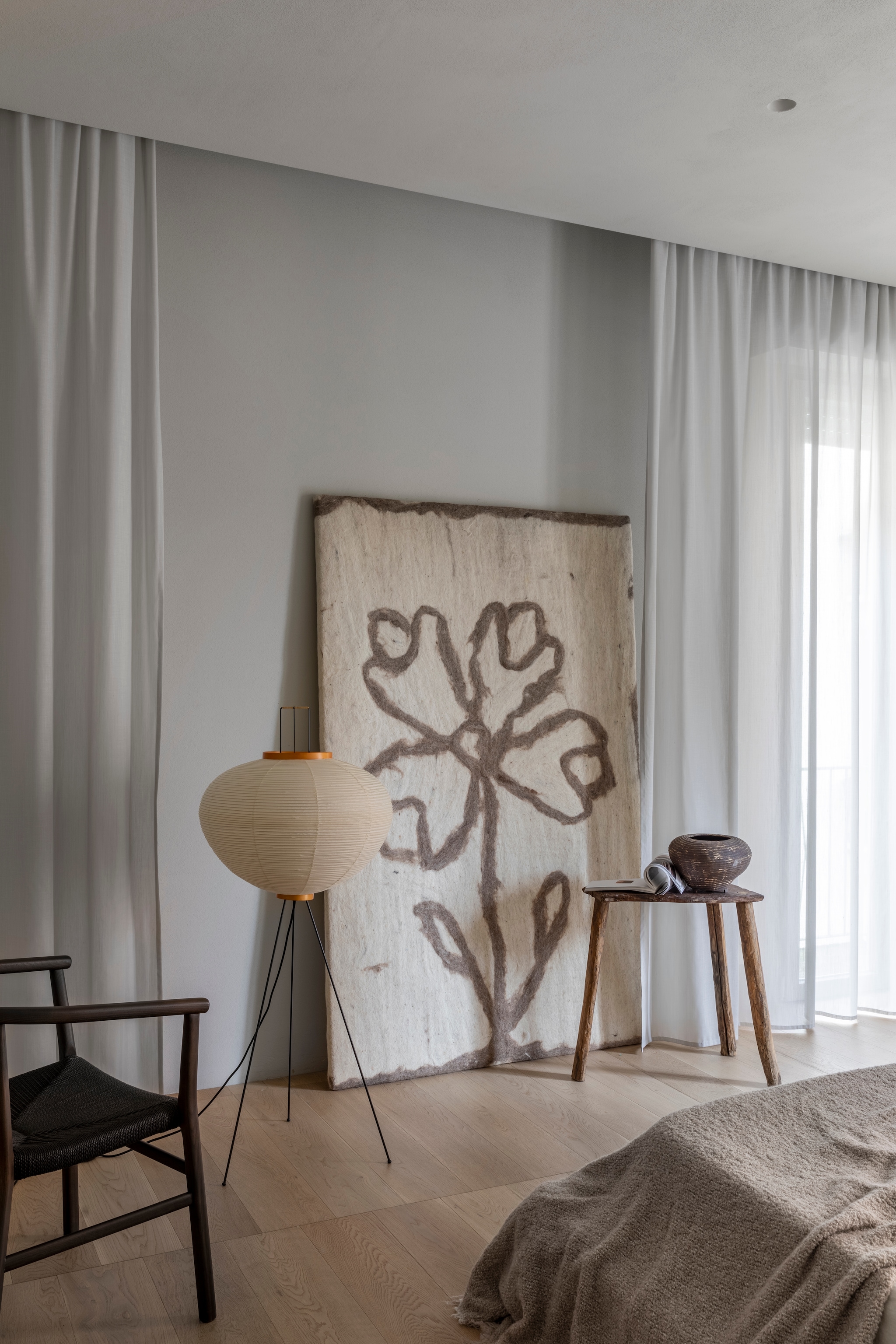 Stoel Cecile ontworpen door Federica Biasi voor Frigerio. Lamp Vitra. Antiek textiel Altai. vtwonen Design 04-2026 | styling Chiara Dal Canto | fotografie Helenio Barbetta | productie Living Inside