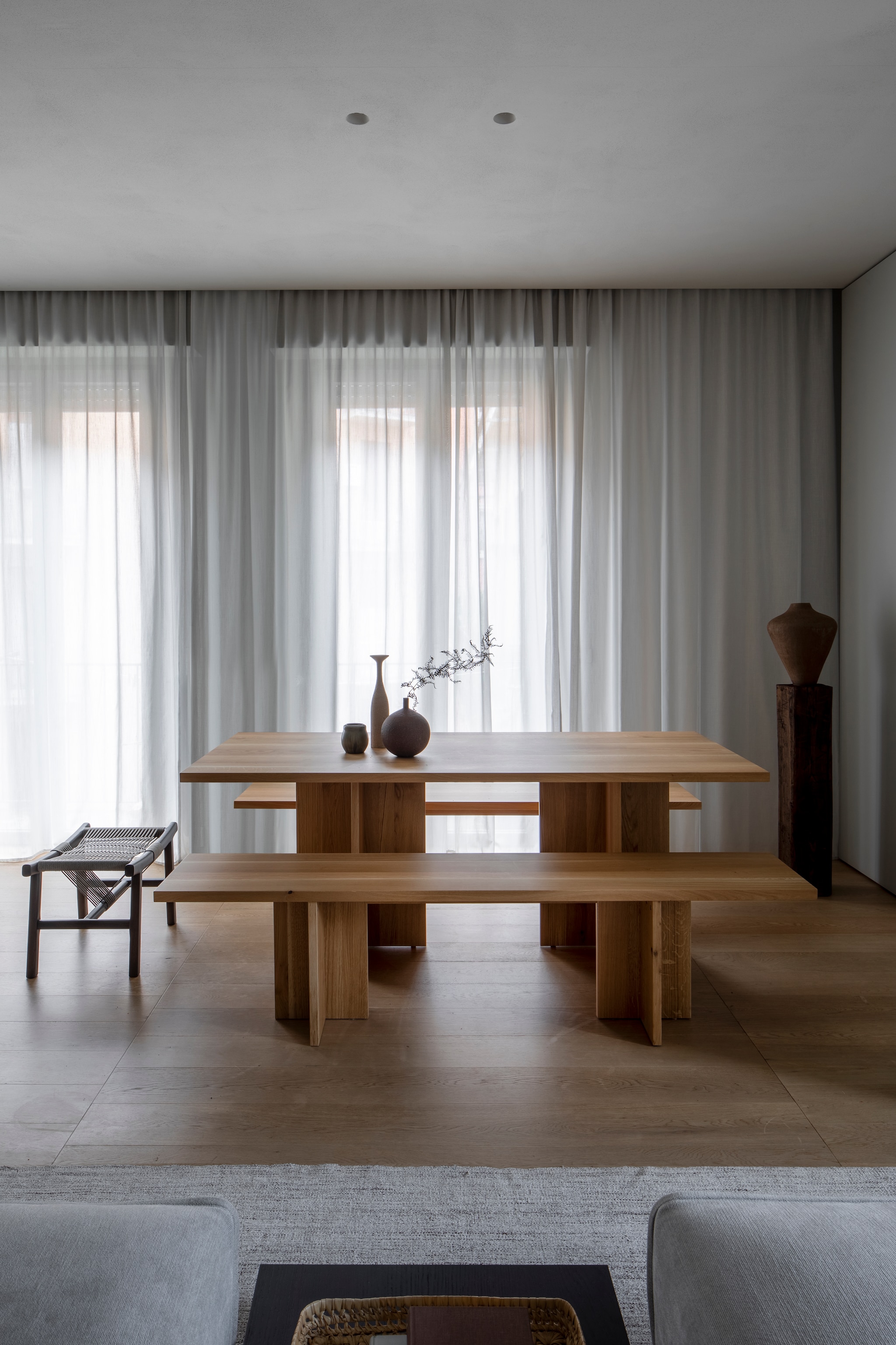 Tafel en bank Baron van Passoni. Touwbank Huli van Federica Biasi voor Frigerio. Vaas op sokkel Federica. Op tafel vintage vazen via Vaspaar. vtwonen Design 04-2026 | styling Chiara Dal Canto | fotografie Helenio Barbetta | productie Living Inside