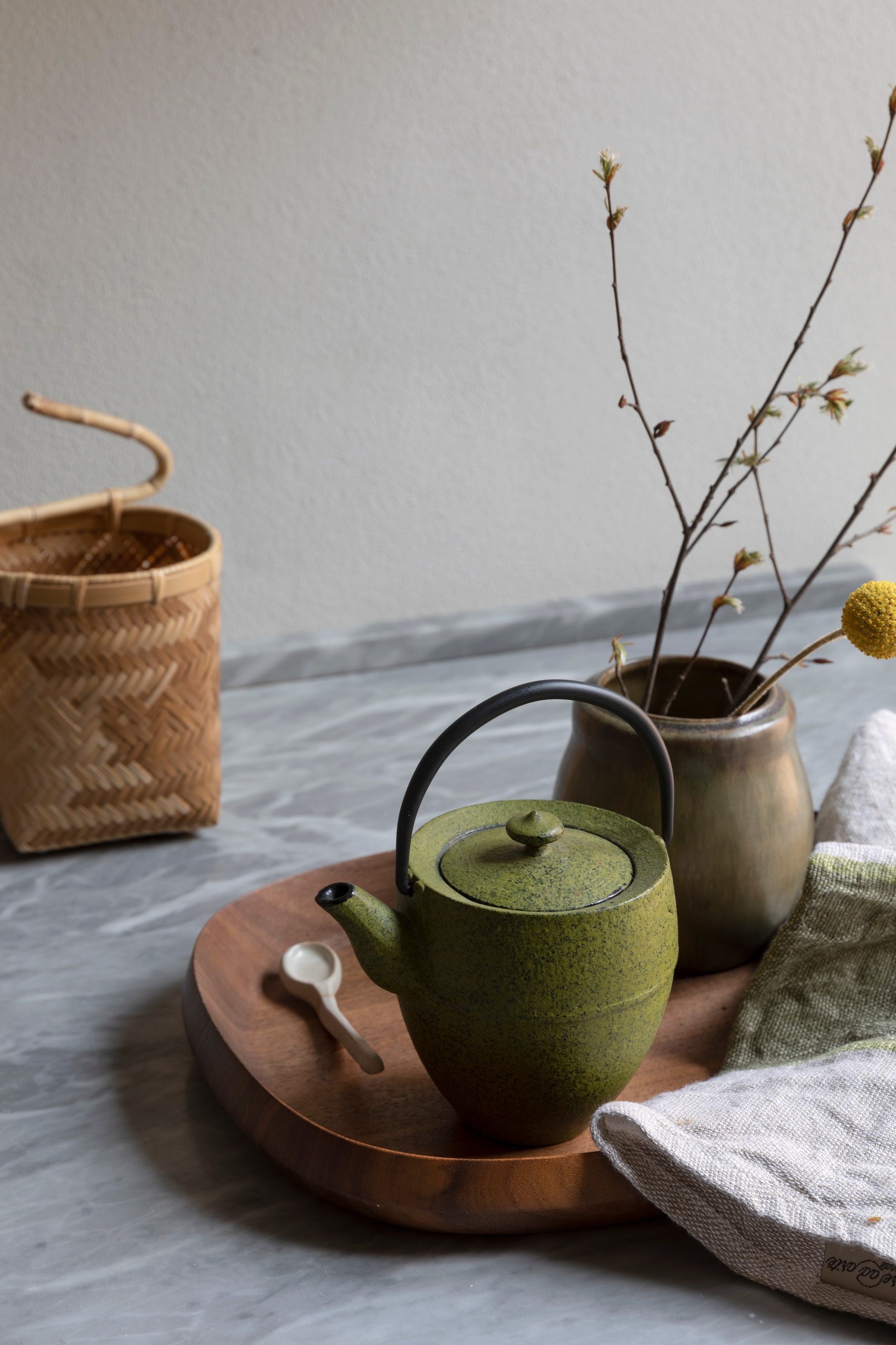 Gietijzeren theepot op schaal van Federica voor Coin. Federica drinkt graag groene thee. vtwonen Design 04-2026 | styling Chiara Dal Canto | fotografie Helenio Barbetta | productie Living Inside