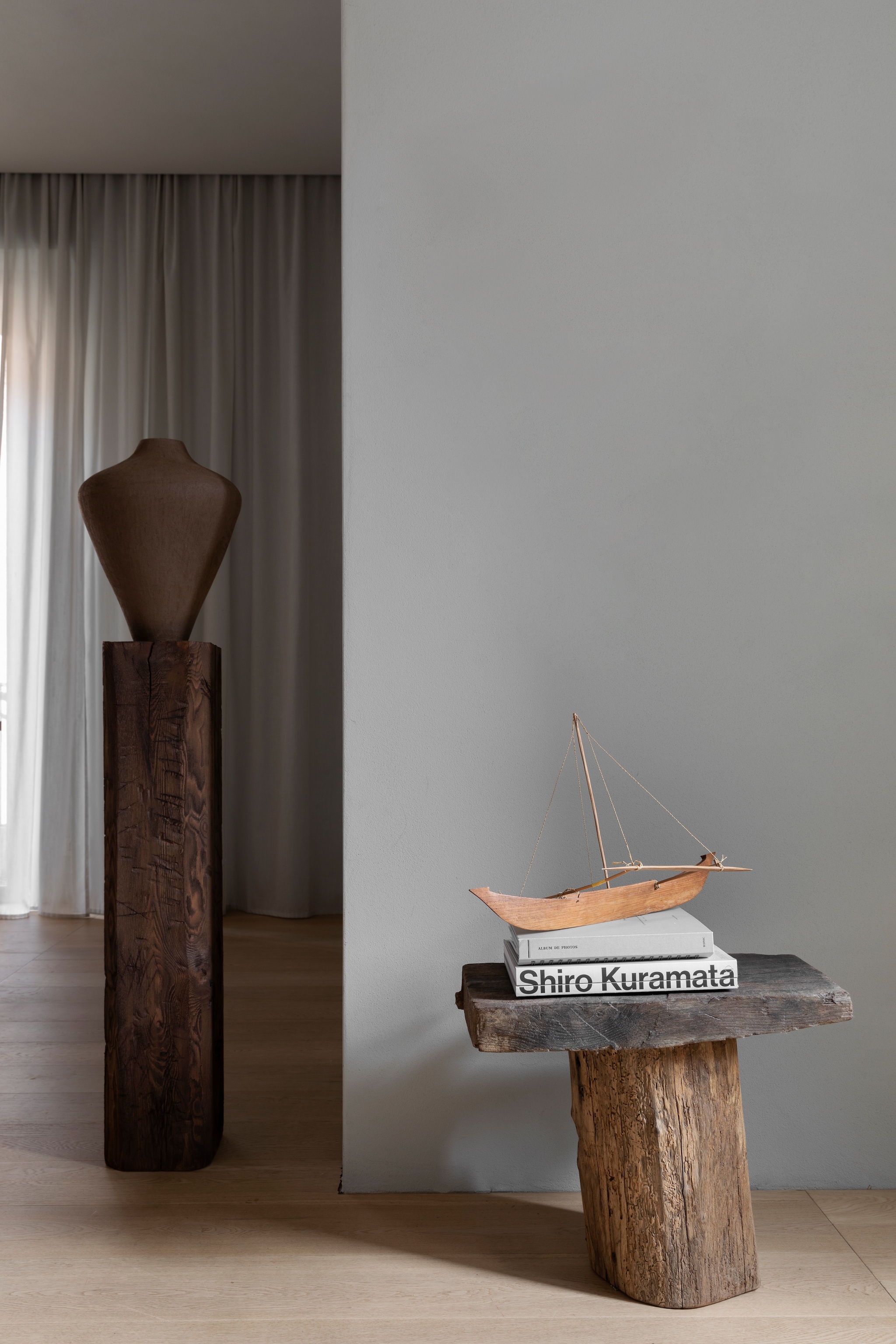 Bijzettafel gemaakt door Moreno’s vader. Keramiek Federica. Het bootje is een souvenir. vtwonen Design 04-2026 | styling Chiara Dal Canto | fotografie Helenio Barbetta | productie Living Inside