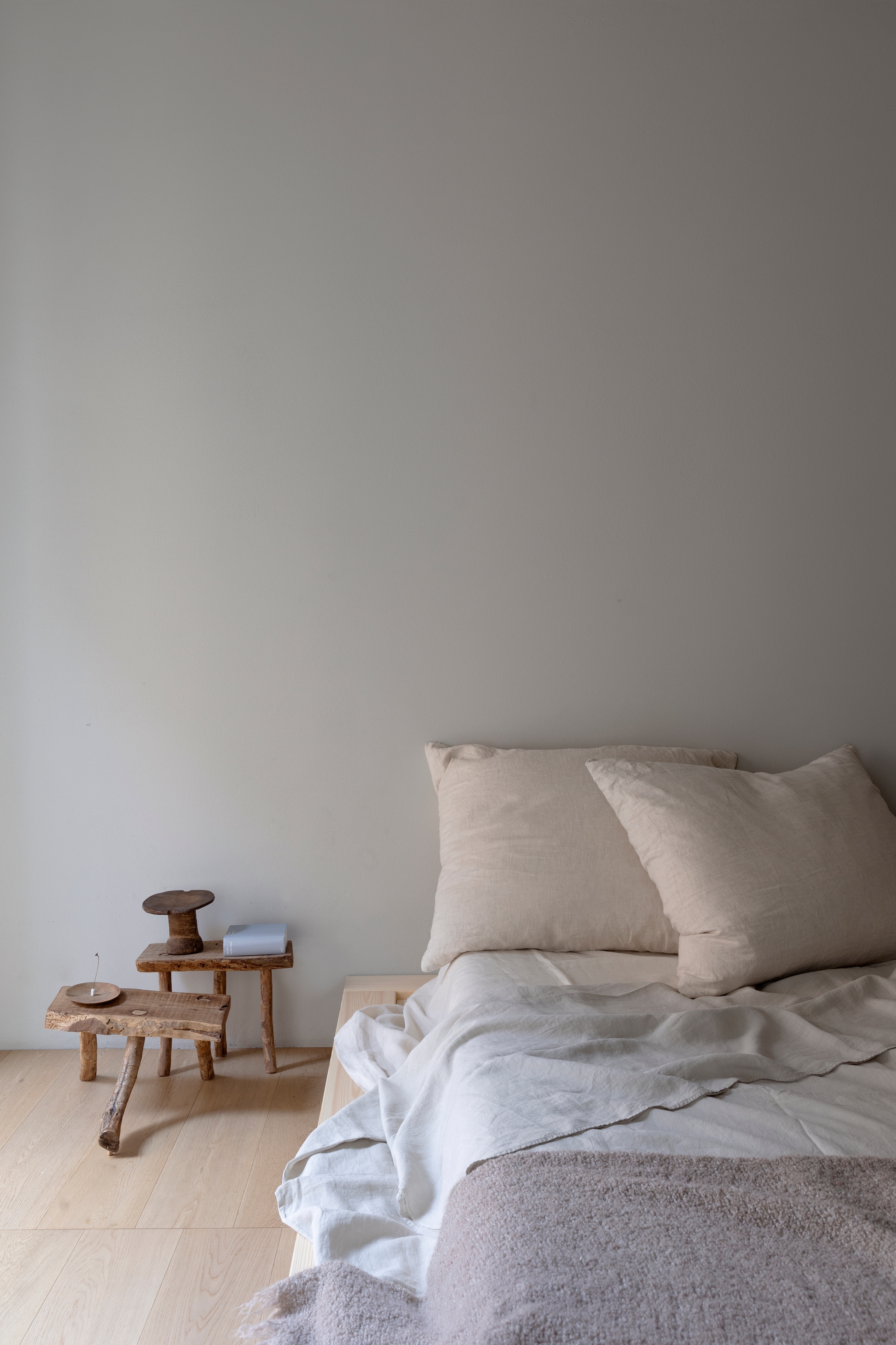 Bedlinnen Society Limonta. Bijzettafels gemaakt door de vader van Moreno. vtwonen Design 04-2026 | styling Chiara Dal Canto | fotografie Helenio Barbetta | productie Living Inside