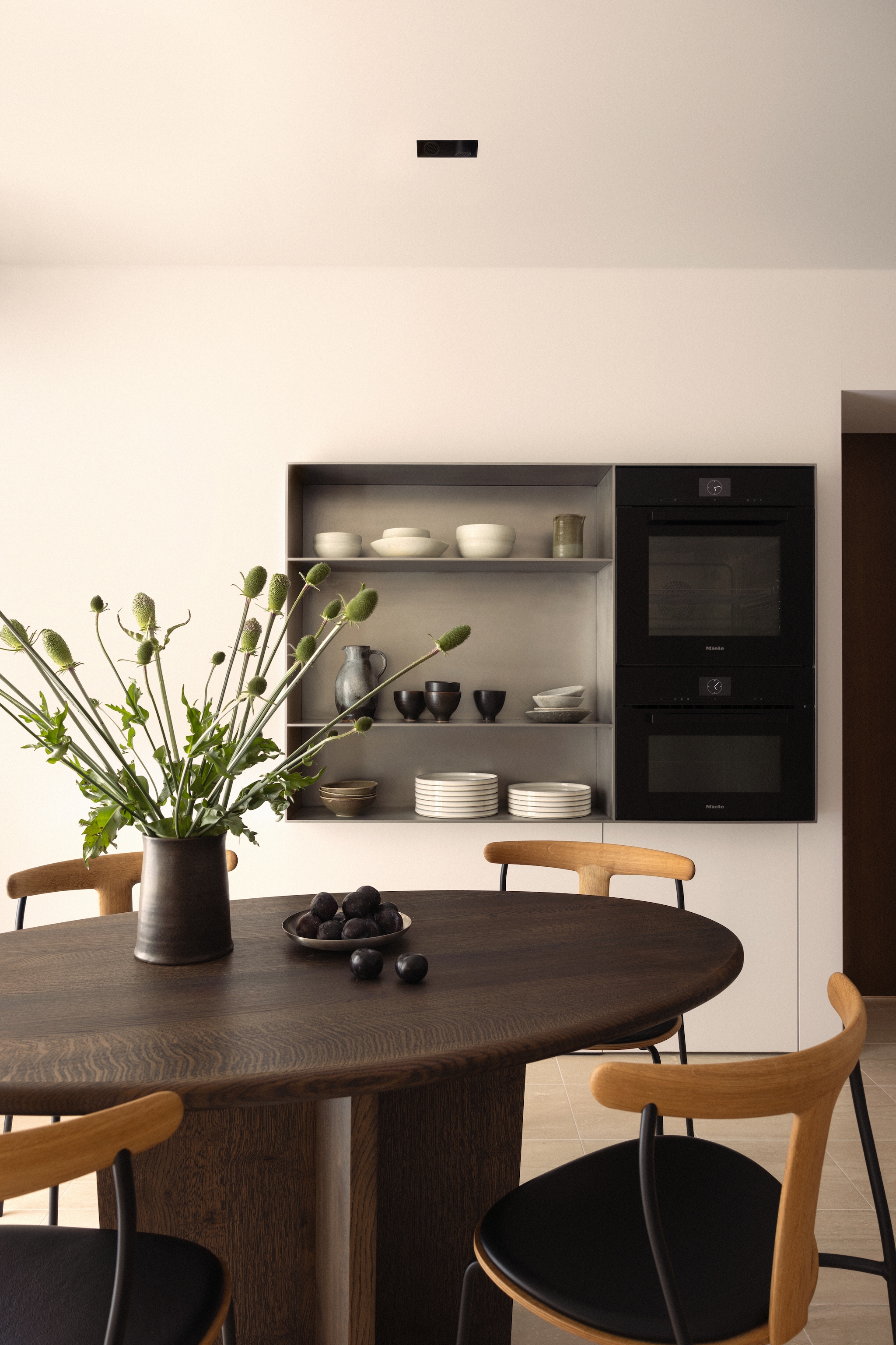 Tafel maatwerk via Heerenhuis. Scandinavische eetkamerstoelen, merk onbekend. Ovens Miele. Inbouwkast ontworpen door Stef Claes en op maat gemaakt. Aardewerk via Items by Bea. vtwonen Design 04-2026 | fotografie Eric Petschek