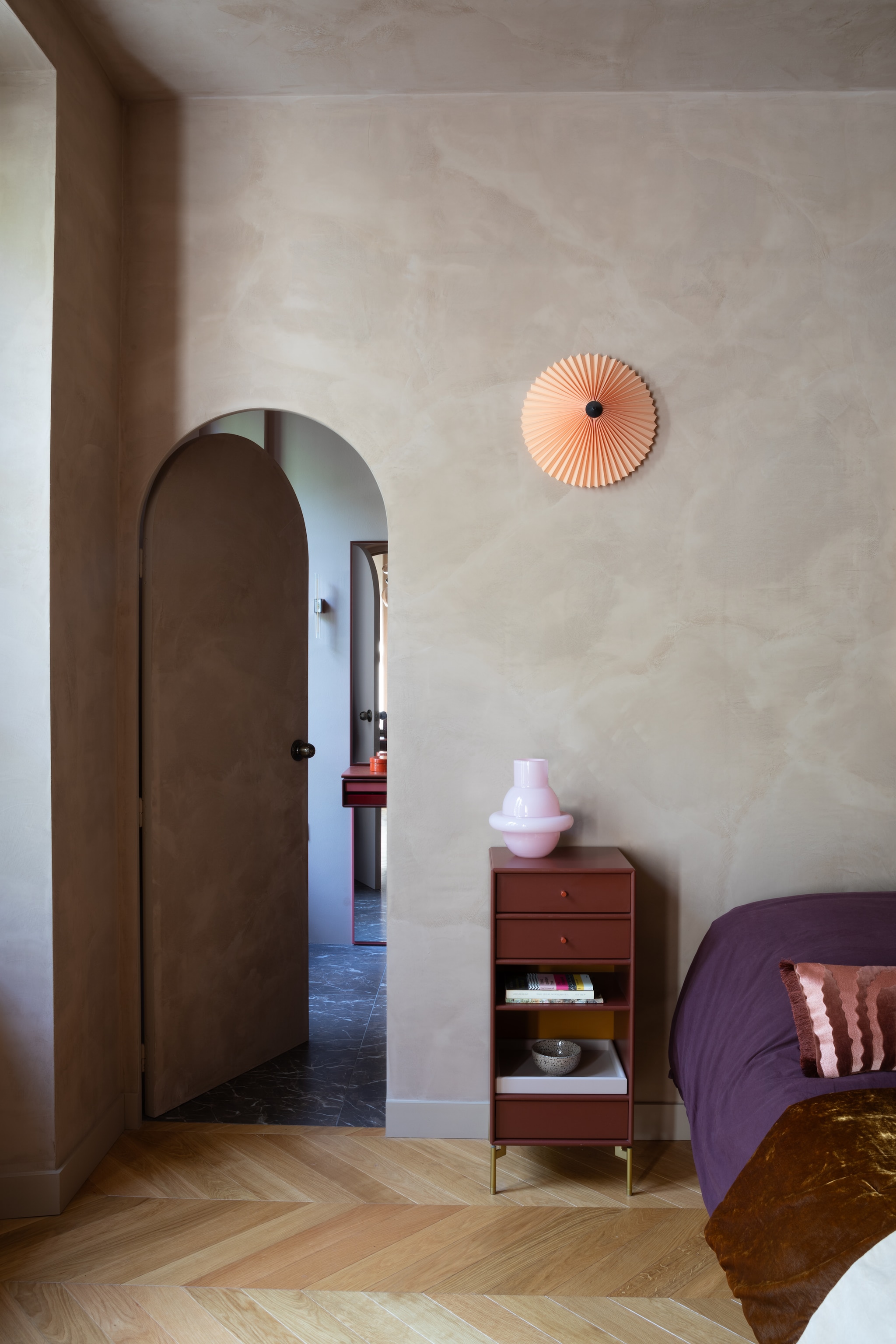 Nachtkastje van Montana Furniture. Wandlamp Matin van Inga Sempé voor Hay. vtwonen Design 05-2026 | styling Francesca Sironi | fotografie Monica Spezia | productie Living Inside