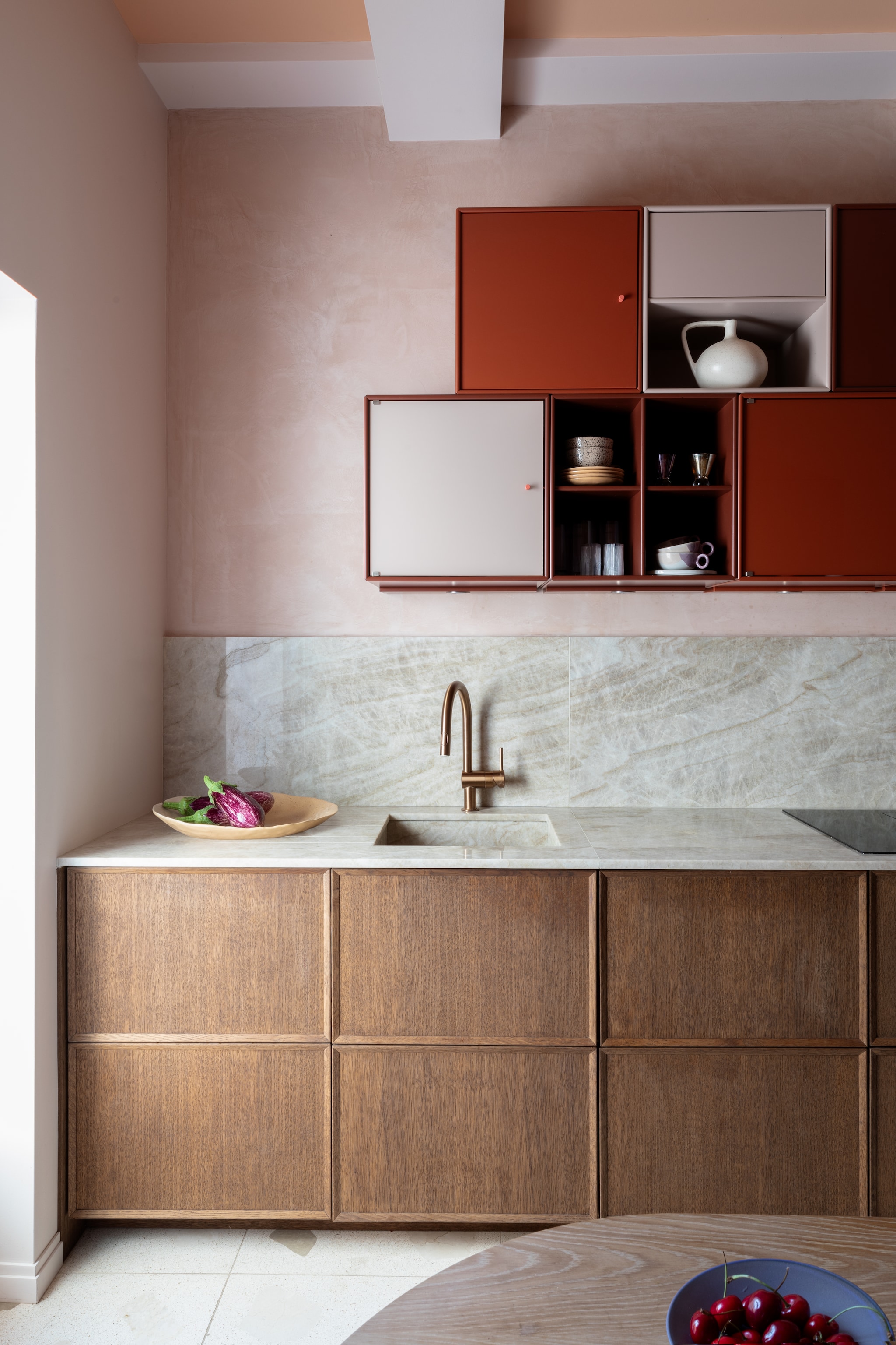 Frame Kitchen van Reform. Modulaire wandkasten van Montana Furniture. vtwonen Design 05-2026 | styling Francesca Sironi | fotografie Monica Spezia | productie Living Inside