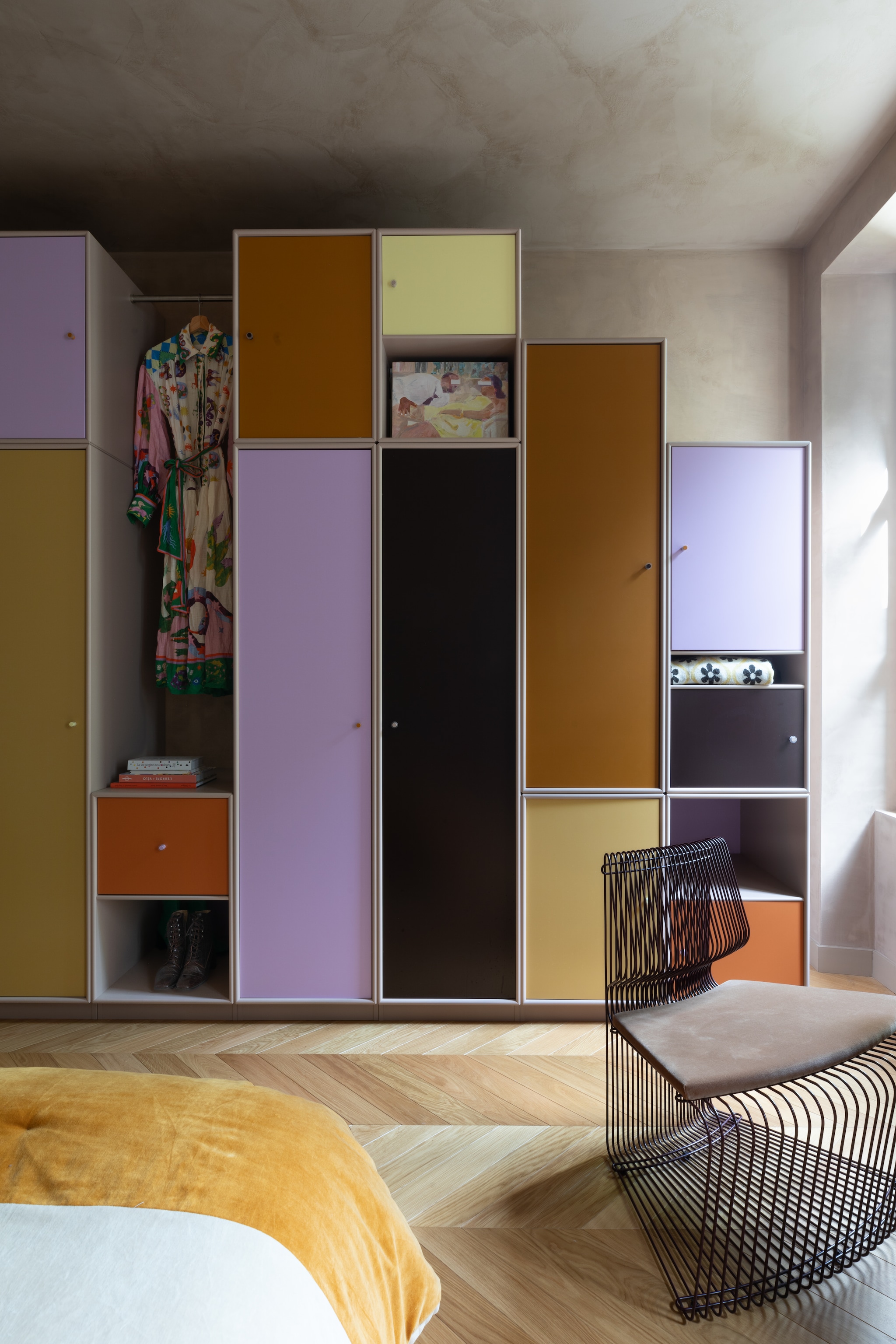 Kast ontworpen door Maison Mavi. Fauteuil Pantonova van Verner Panton voor Fritz Hansen. vtwonen Design 05-2026 | styling Francesca Sironi | fotografie Monica Spezia | productie Living Inside