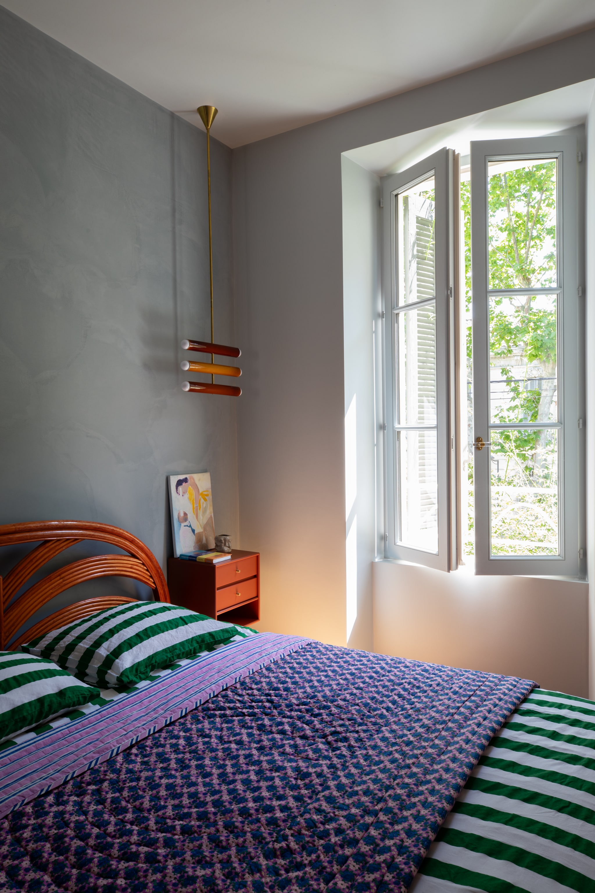 Vintage bed. Lakens La Redoute. Deken Lucas du Tertre. Nachtkastjes ontworpen door Maison Mavi en Montana Furniture. Keramische hanglampen Pani Jurek. Schilderij gemaakt door Marine. vtwonen Design 05-2026 | styling Francesca Sironi | fotografie Monica Spezia | productie Living Inside
