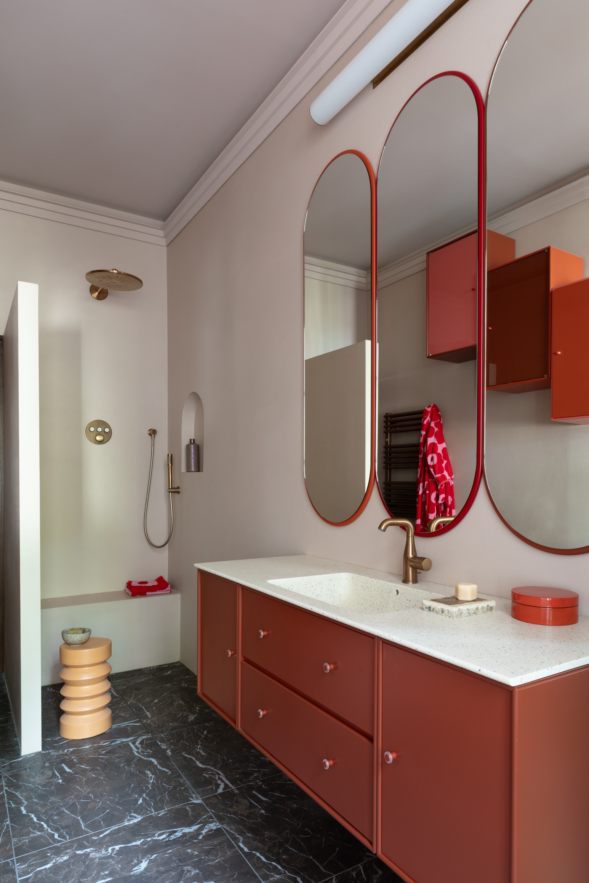 Wastafelmeubel en spiegel Colour Frame van Montana Furniture. Kranen Grohe. Kruk HKliving. vtwonen Design 05-2026 | styling Francesca Sironi | fotografie Monica Spezia | productie Living Inside
