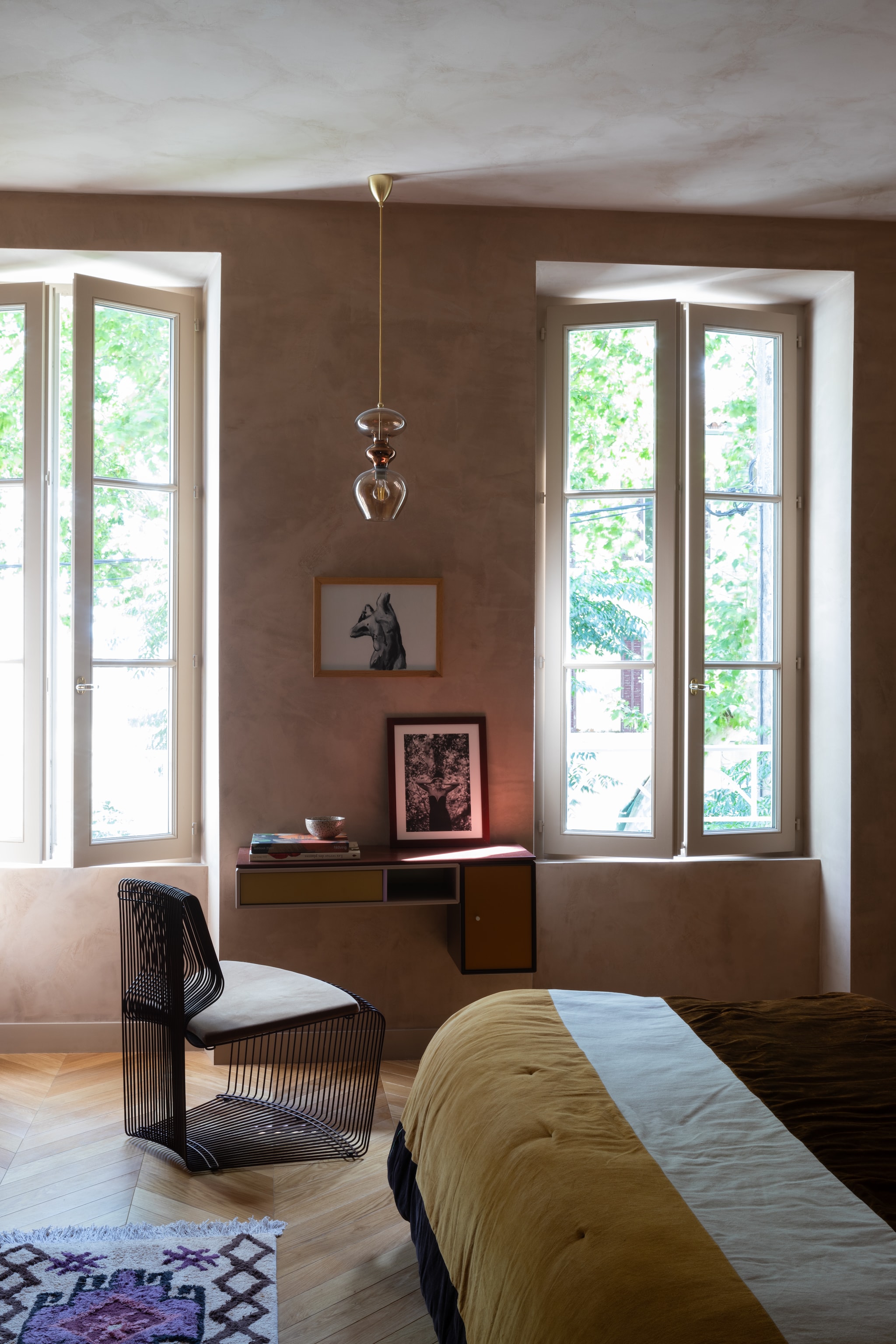 Lakens La Redoute. Deken van Marie Olsson voor HKliving. Modulair bureau ontworpen door Maison Mavi. Fauteuil Pantonova van Verner Panton voor Fritz Hansen. Glazen hanglamp Ebb & Flow. vtwonen Design 05-2026 | styling Francesca Sironi | fotografie Monica Spezia | productie Living Inside