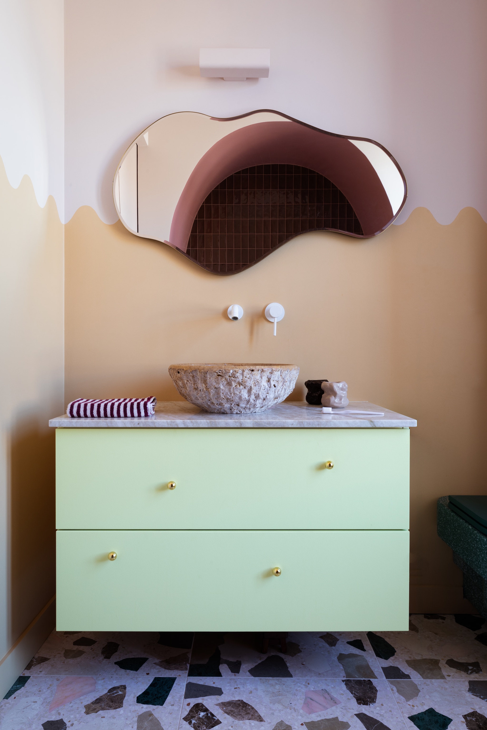 Kast ontworpen door Maison Mavi en Plum Living met handgemaakt marmeren blad en wastafel. Spiegel  Ferm Living. Vintage wandlamp. vtwonen Design 05-2026 | styling Francesca Sironi | fotografie Monica Spezia | productie Living Inside