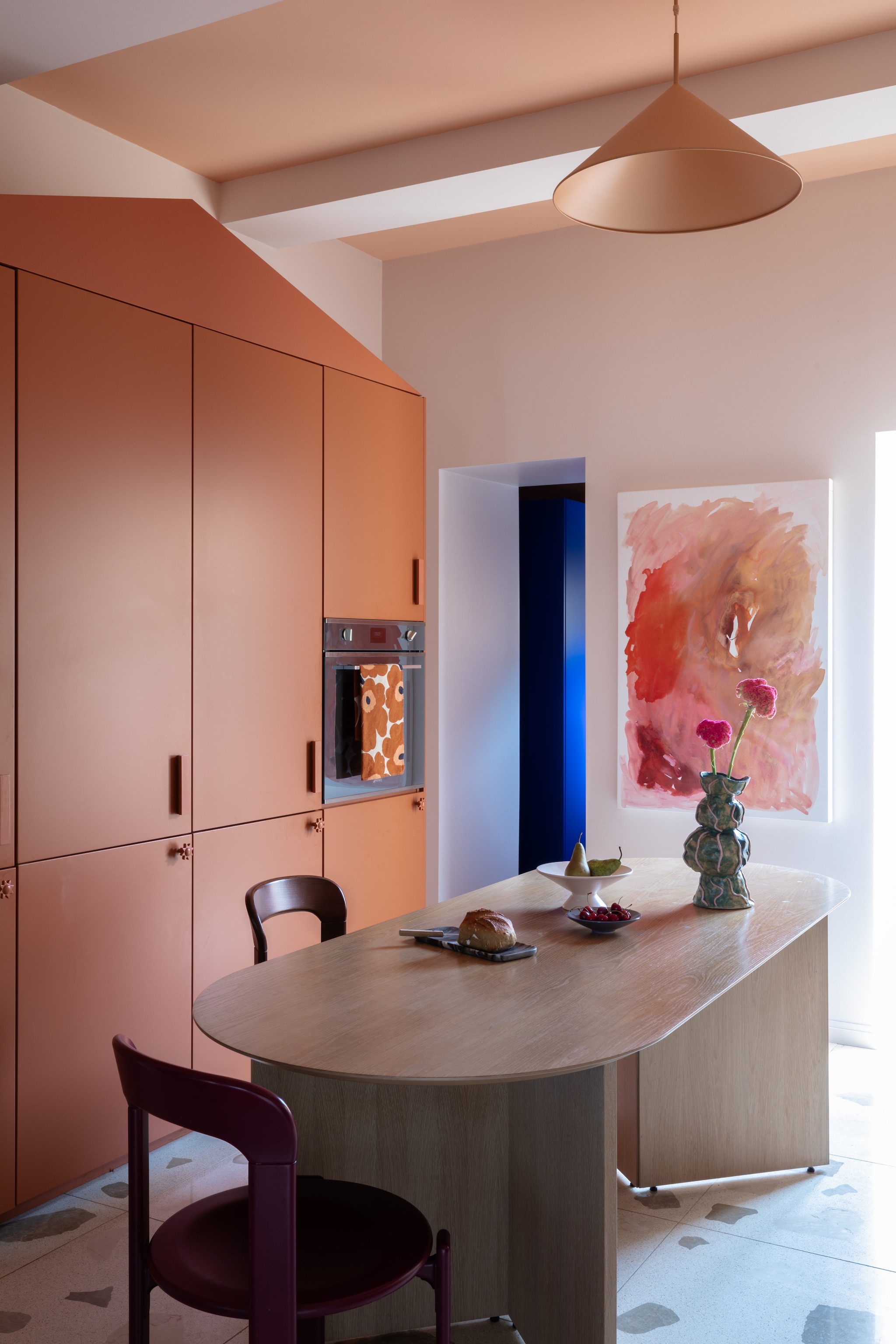 Mingle Table van Ferm Living. Rey Chairs van Bruno Rey. Modulaire kast Montana Furniture. Vaas Maison Mavi. Kommen en vaas HKliving. Schilderij van Marine. vtwonen Design 05-2026 | styling Francesca Sironi | fotografie Monica Spezia | productie Living Inside
