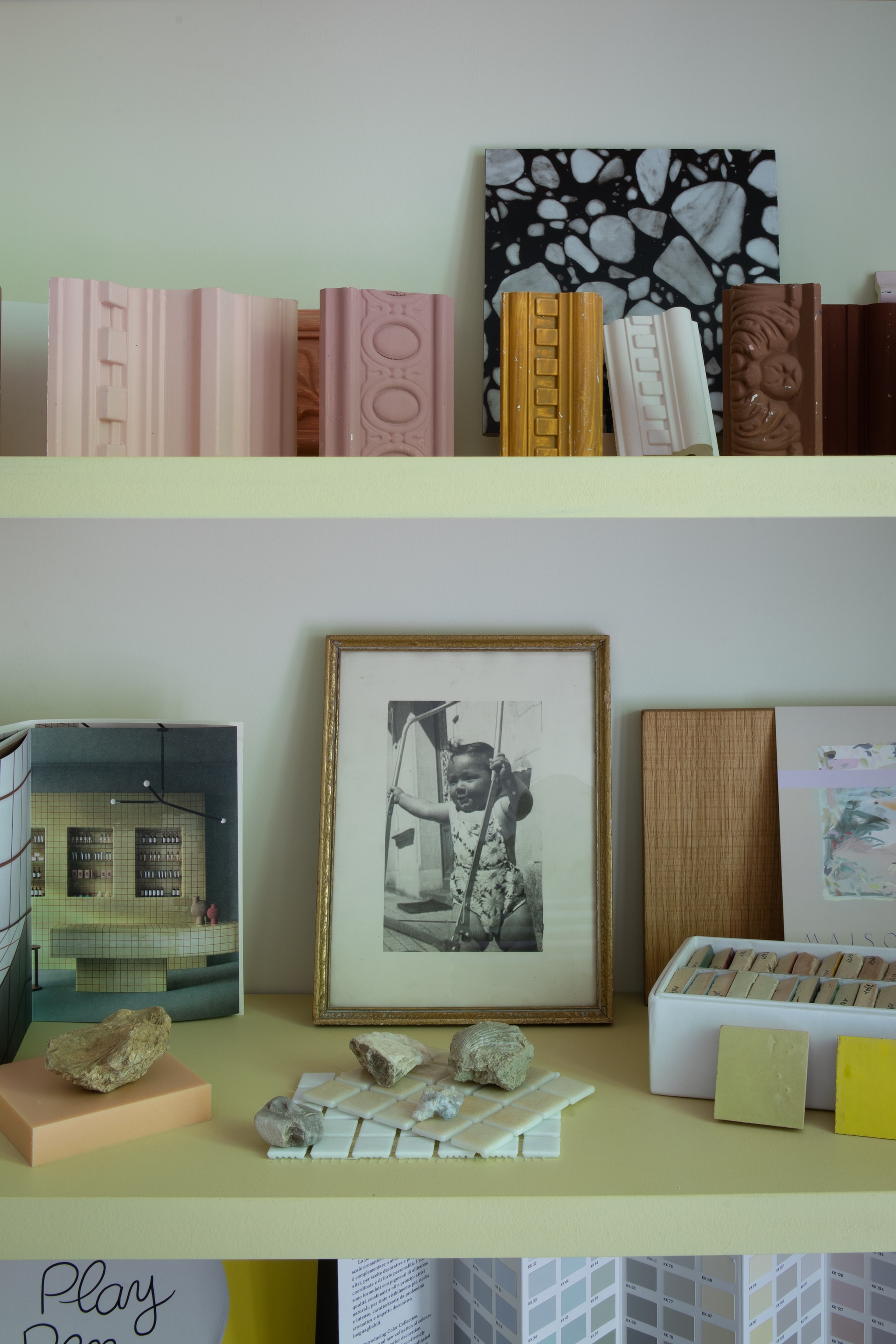 Keramieken objecten van Maison Mavi. vtwonen Design 05-2026 | styling Francesca Sironi | fotografie Monica Spezia | productie Living Inside