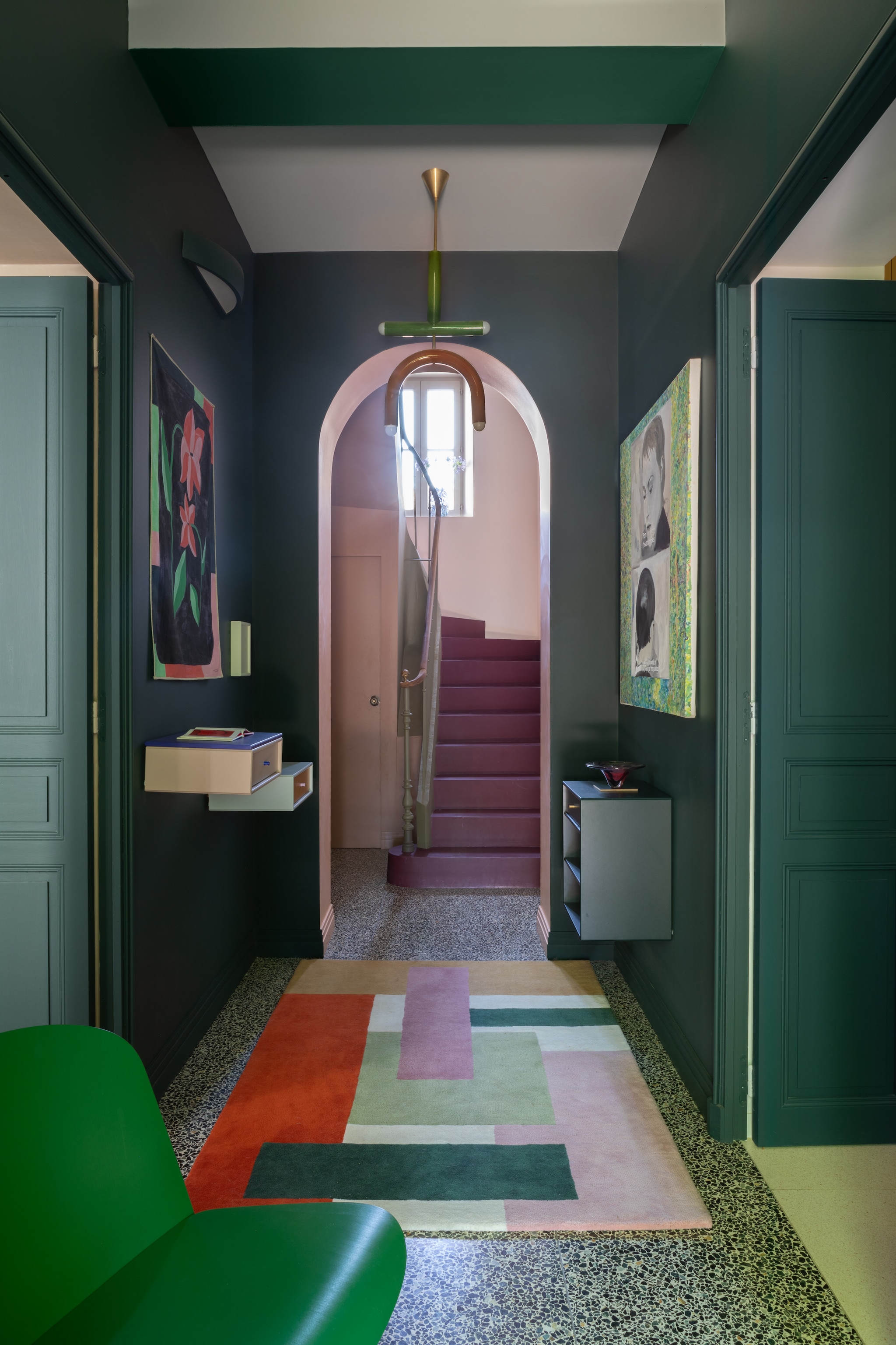 Terrazzovloer in de woonkamer ontworpen door Marine. Modulaire wandkast ontworpen door Marine voor Montana Furniture. Kunstwerk Pauline Desombre. Kandelaars HKliving. Vloerkleed Solange van ColorTherapis. vtwonen Design 05-2026 | styling Francesca Sironi | fotografie Monica Spezia | productie Living Inside