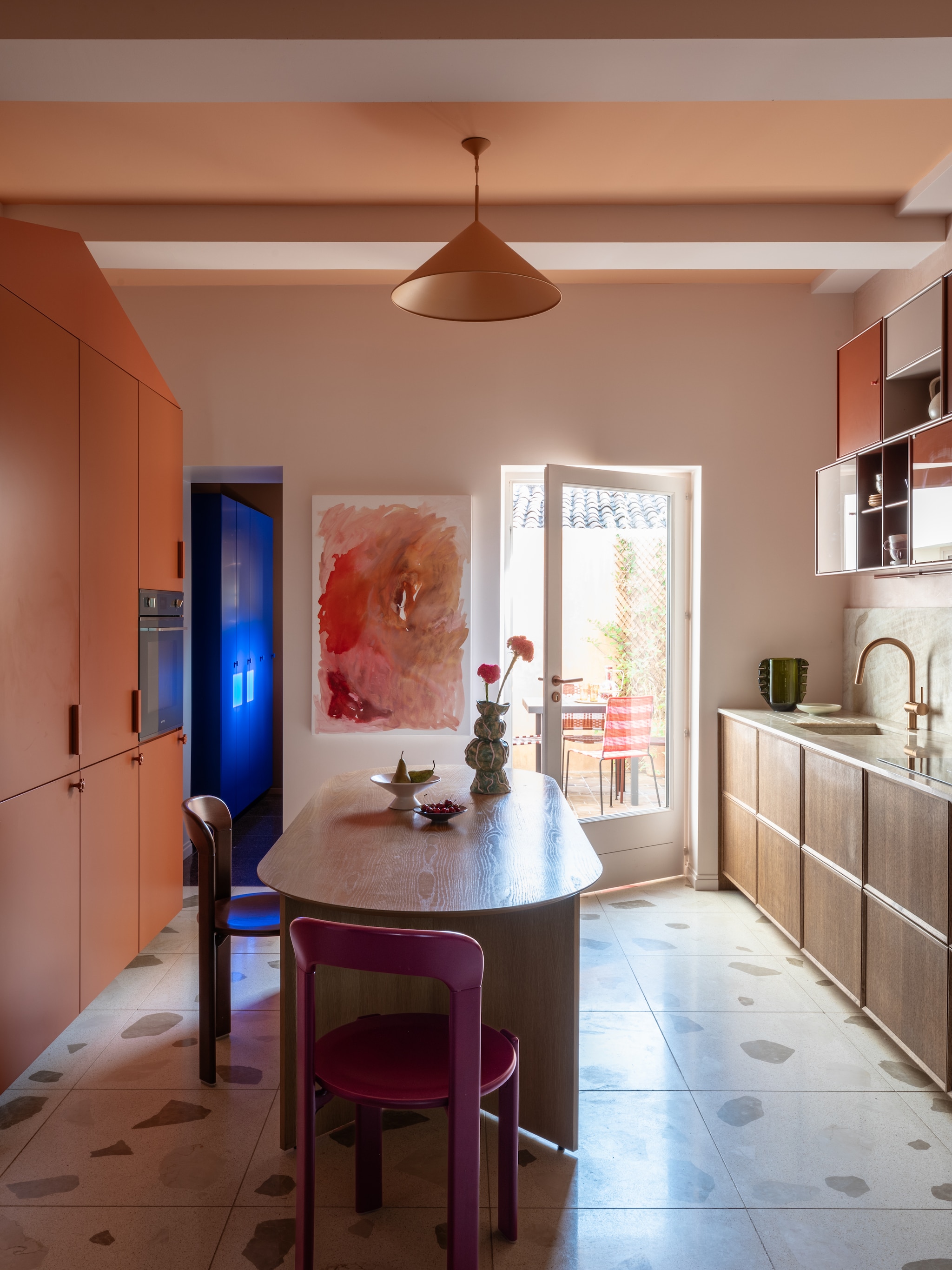 binnenkijken villa in techni color