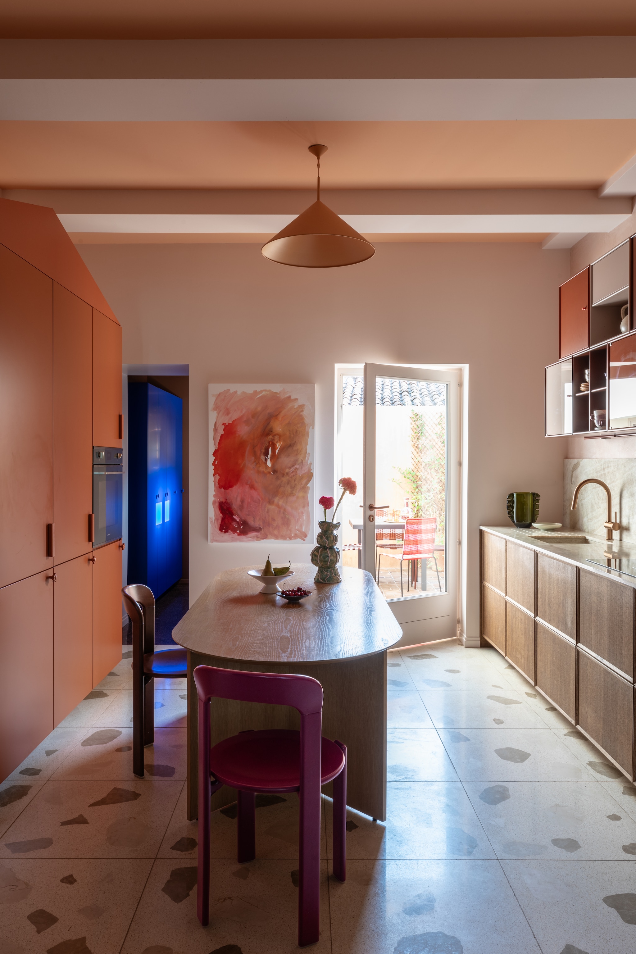 Mingle Table van Ferm Living. Rey Chairs van Bruno Rey. Modulaire kast van Montana Furniture. Schilderij van Marine. Kommen en vaas HKliving. Frame Kitchen van Reform.