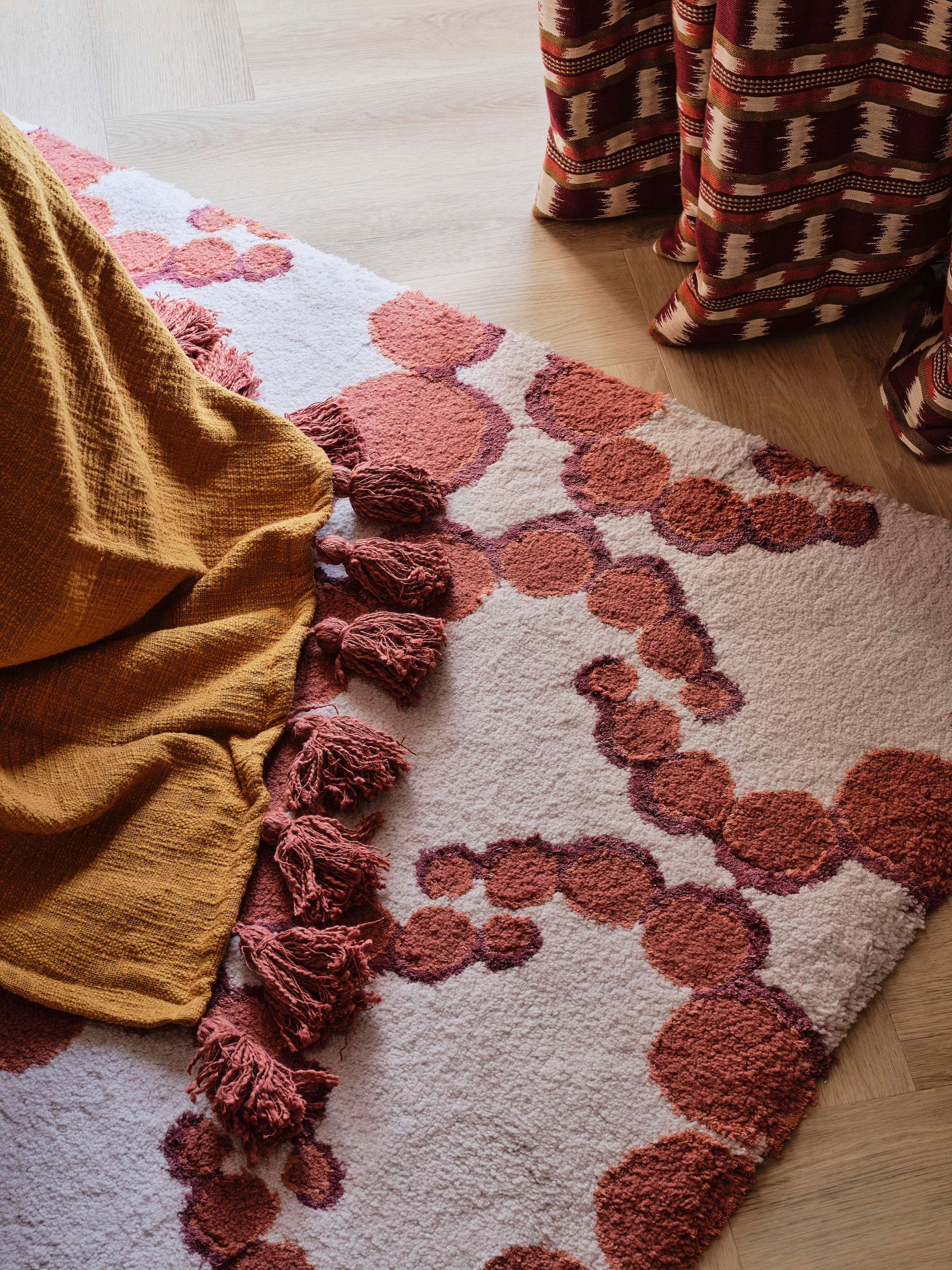 Poef Studio Sophie. Kleed Studio Jantien. vtwonen Design 05-2026 | styling en fotografie Space Content Studio