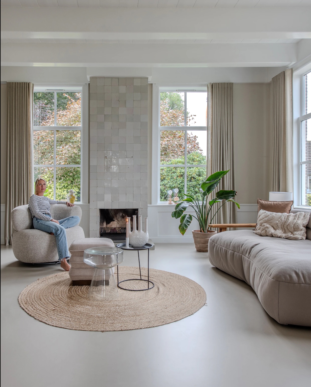 Fauteuil en bank Bank Boutique. Kussenhoezen H&m Home. Glazen bijzettafel Sissy-Boy. Poef Leen Bakker. Kleed Karwei. Vaas en kandelaar Light & Living. Pot De Bloementuin. Gordijnen Meer Wonen. Gietvloer Vloertechniek Hoogeveen.

 vtwonen 02-2026 | styling Peet Styling | fotografie Joyce Vloet