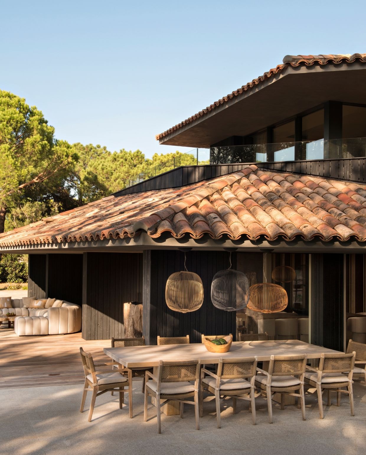 Houten tafel vintage. Stoelen Slots Décoration. Hanglampen Foscarini. vtwonen Design 02-2026 | styling Laurence Dougier | fotografie Nicolas Mathéus | productie Living Inside