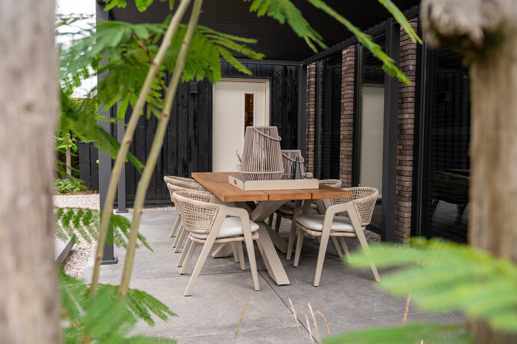 een tuin vol tegenstellingen strak ontwerp met zachte elementen