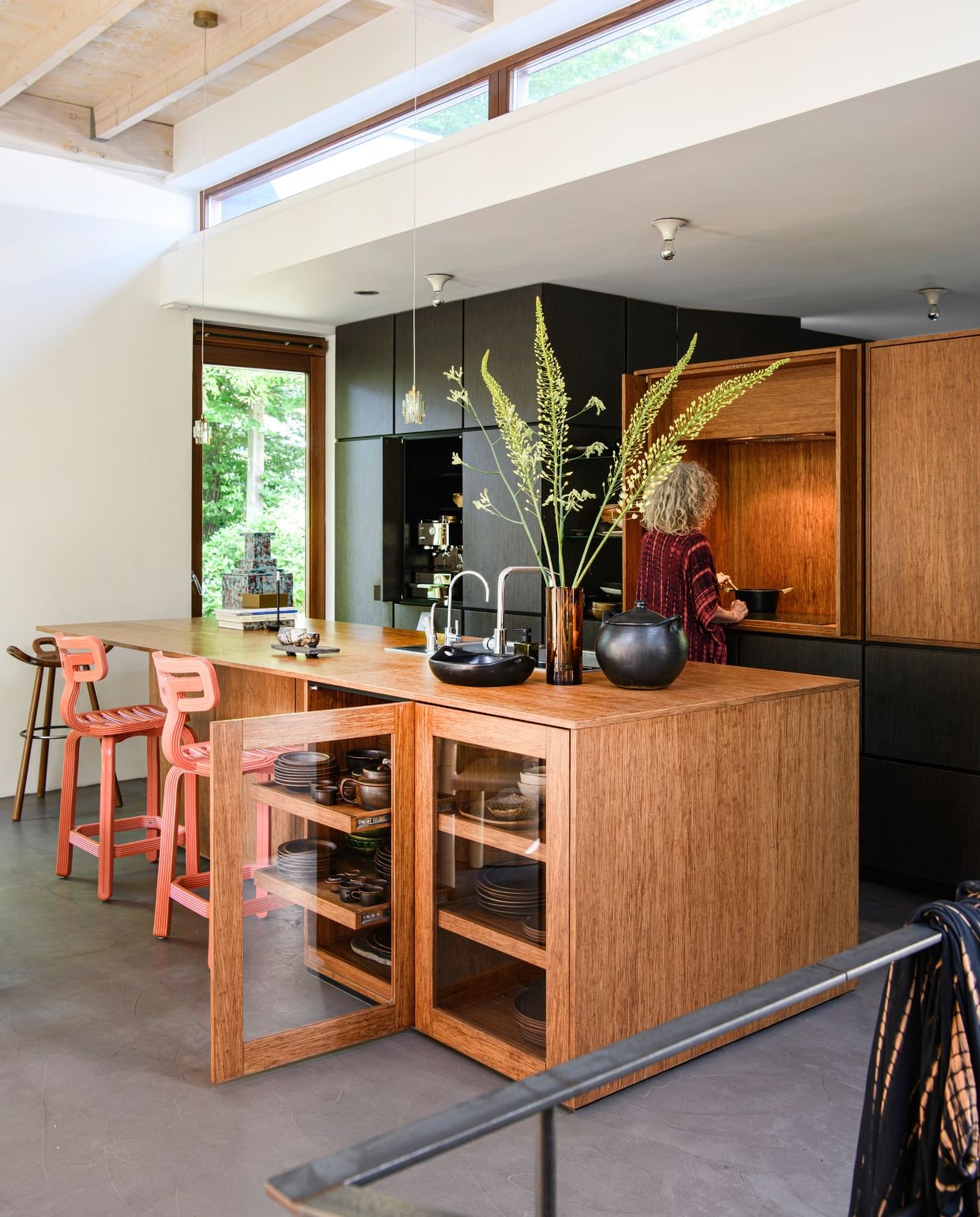 Barkrukken Dirk van der Kooij. Hanglampen Phe. Plafondlampen Artemide Teti. Vintage vaas Arabia. Schaal en kookpot Black Pottery. Servies Arabia Ruska. vtwonen 03-2026 | styling Marit Saladini | fotografie Louis Lemaire
