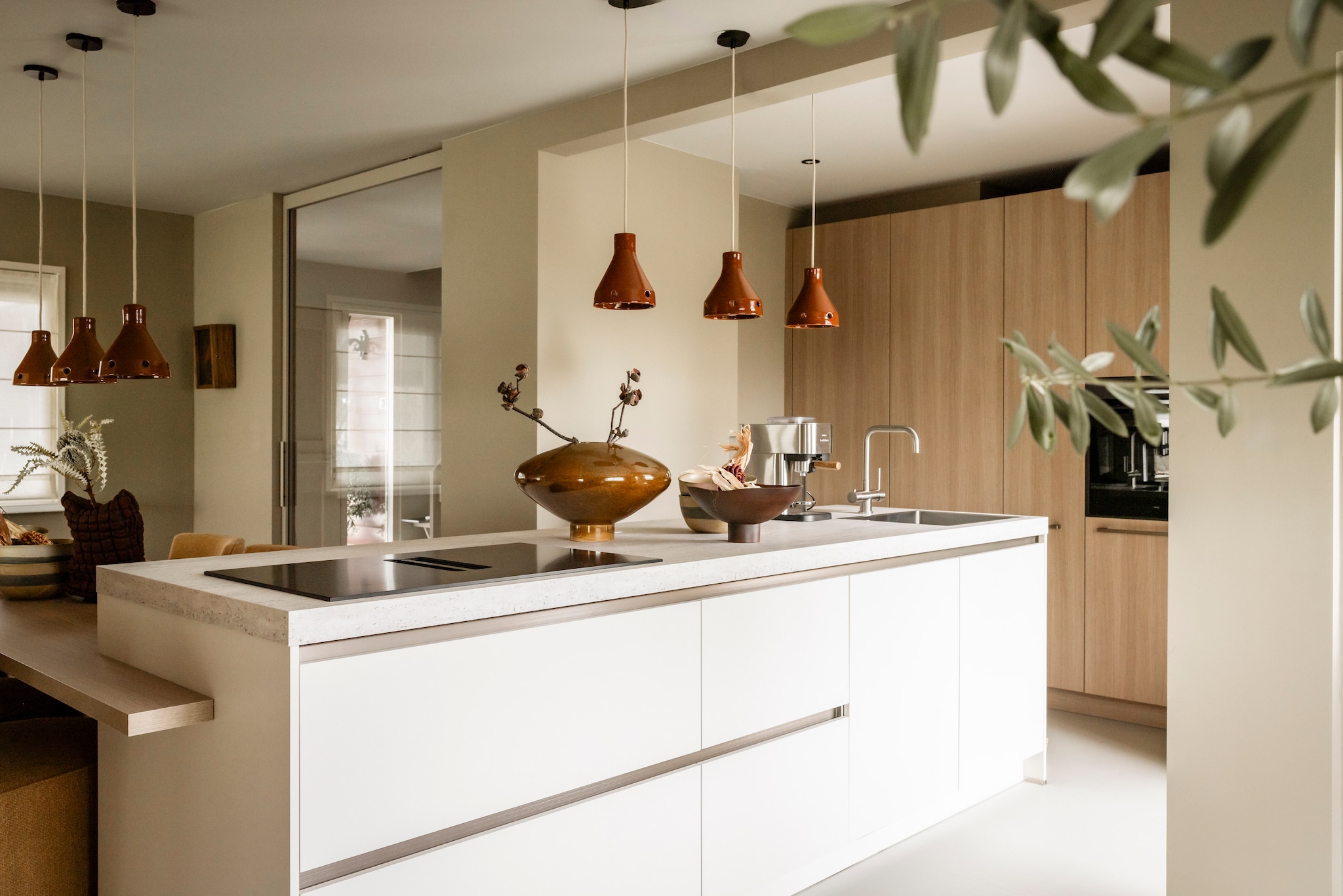 Vloer vtwonen Marmoleum Basic truffle vtw120 met vloerverwarming Aanhuis. Keuken met 2 kleur fronten hoge kasten in eiken urban, ⁠eiland in sarah beige, ⁠⁠werkblad in travertino Mandemakers. Hanglamp Terra van Household Hardware vtwonen shop. Overige productinformatie via https://www.vtwonen.nl/weer-verliefd-op-je-huis/aflevering-7-liza-veenendaal-resultaat~0bbcc8c. Weer verliefd op je huis, seizoen 24 aflevering 7 | styling Liza Wassenaar | fotografie Sonja Velda