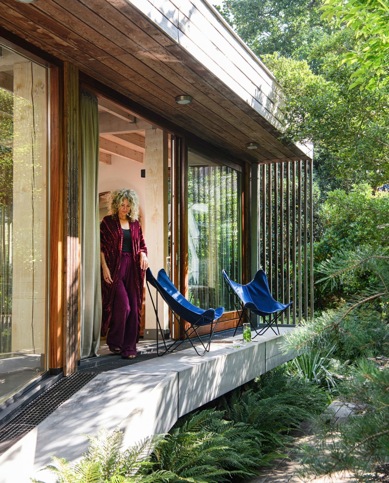 Vlinderstoelen Aa van Airborne. Linnen gordijnen Evert Groot. vtwonen 03-2026 | styling Marit Saladini | fotografie Louis Lemaire